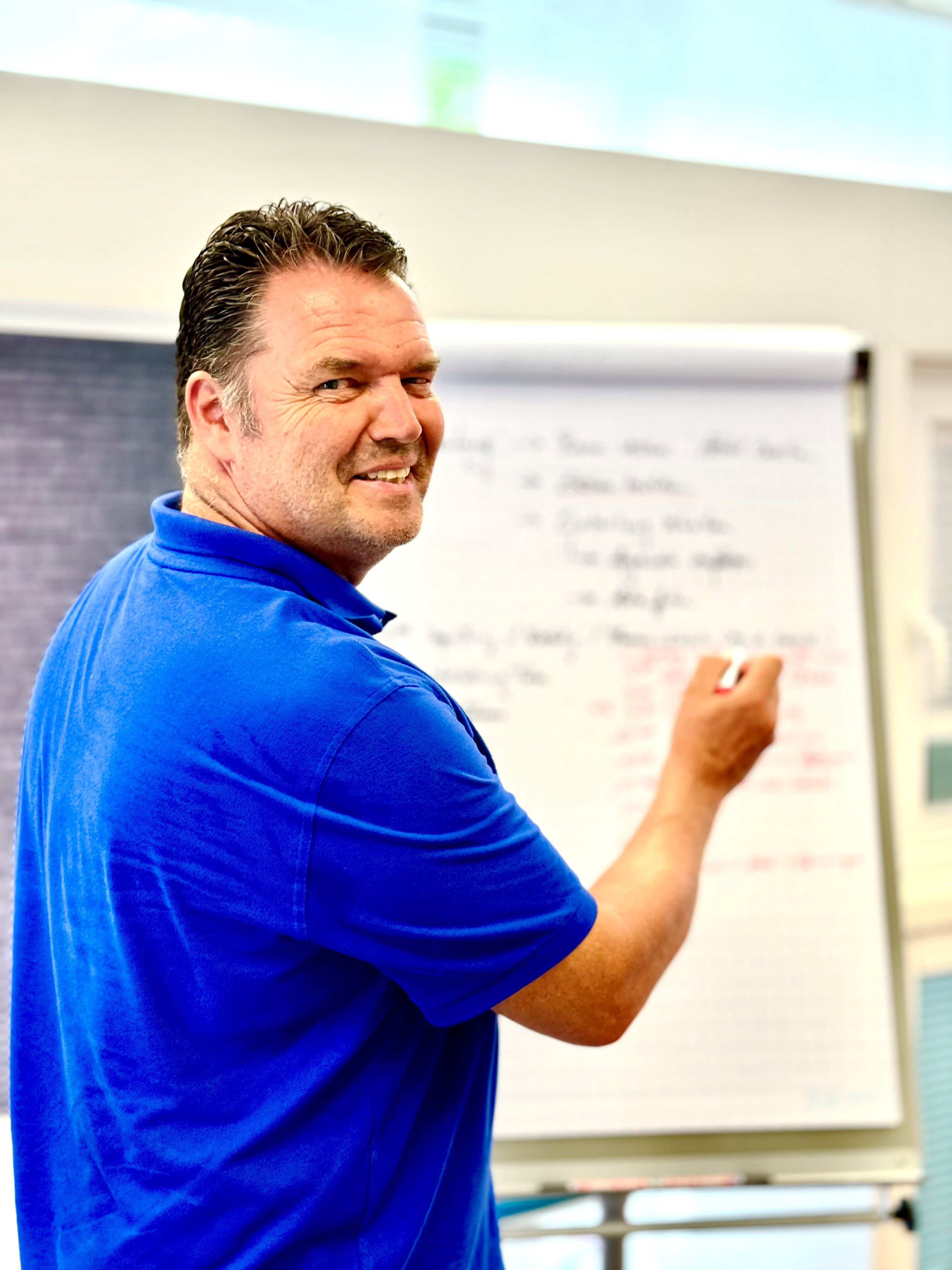 Seminarleiter am Flipchart