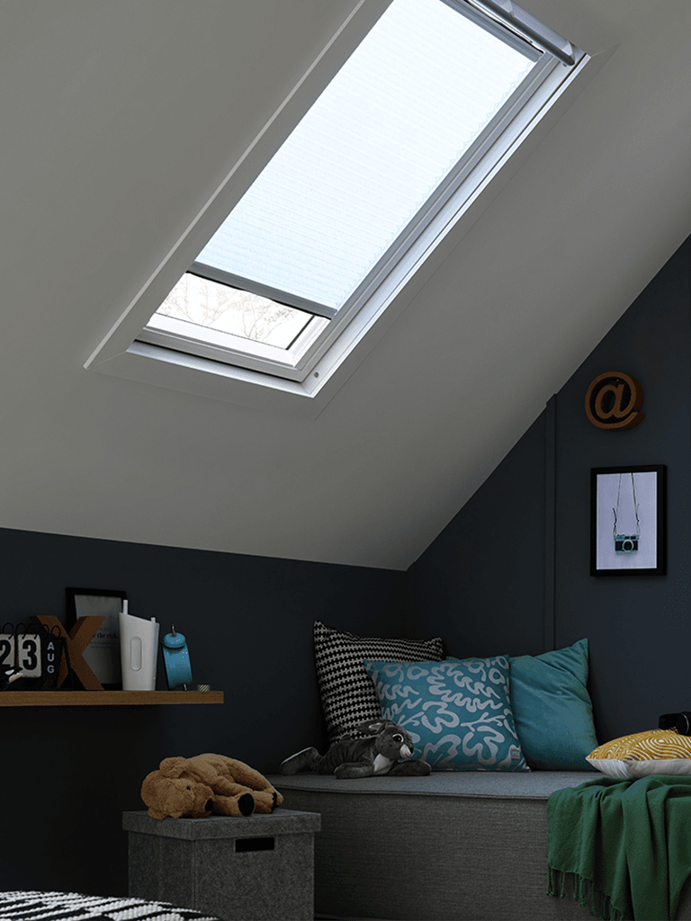 Schlafzimmer mit Dachfenster Plissee