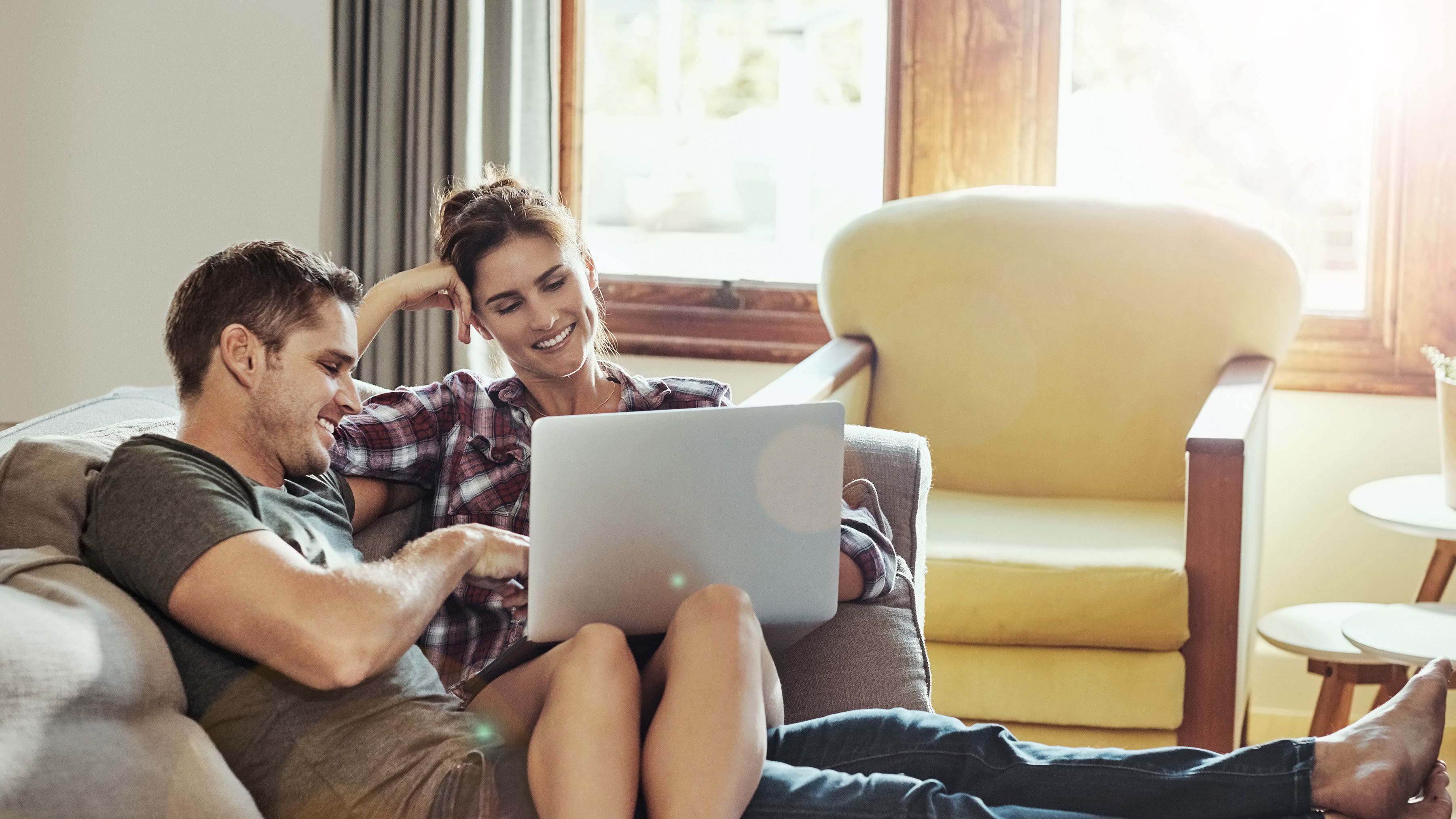 Paar am Laptop informiert sich über Teba Sonnenschutz