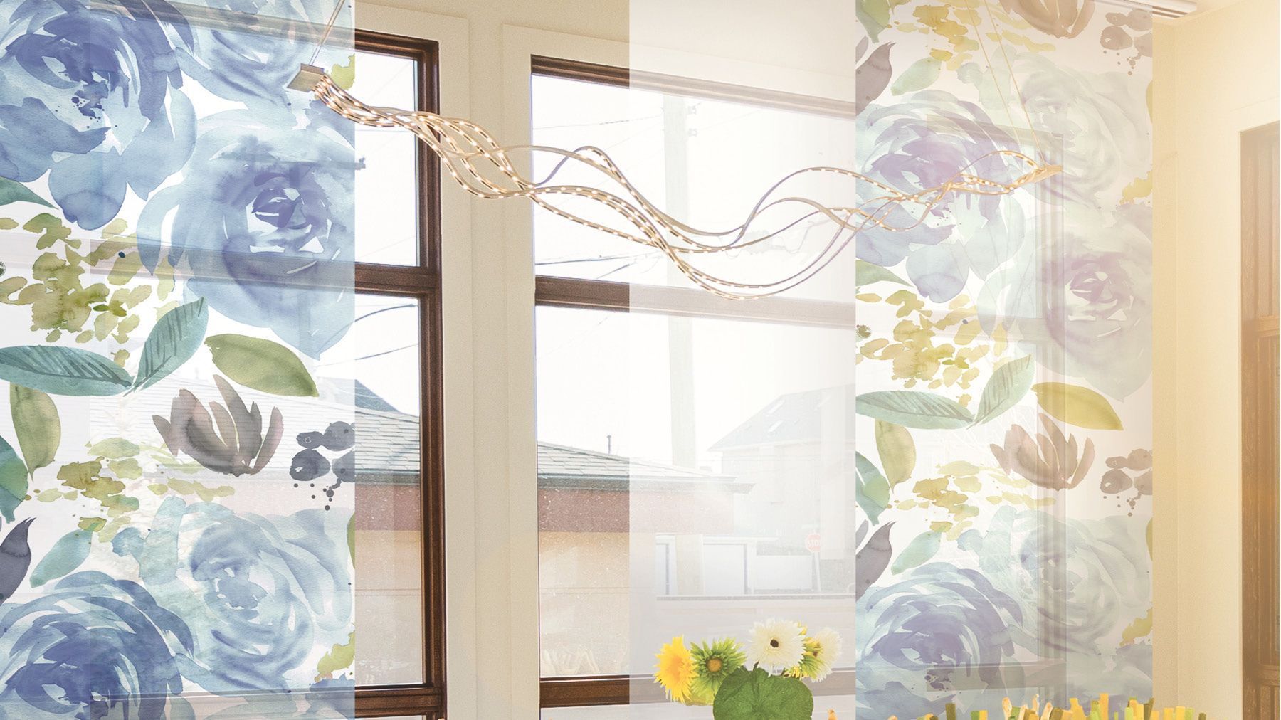 Flächenvorhänge mit blauen Blumen