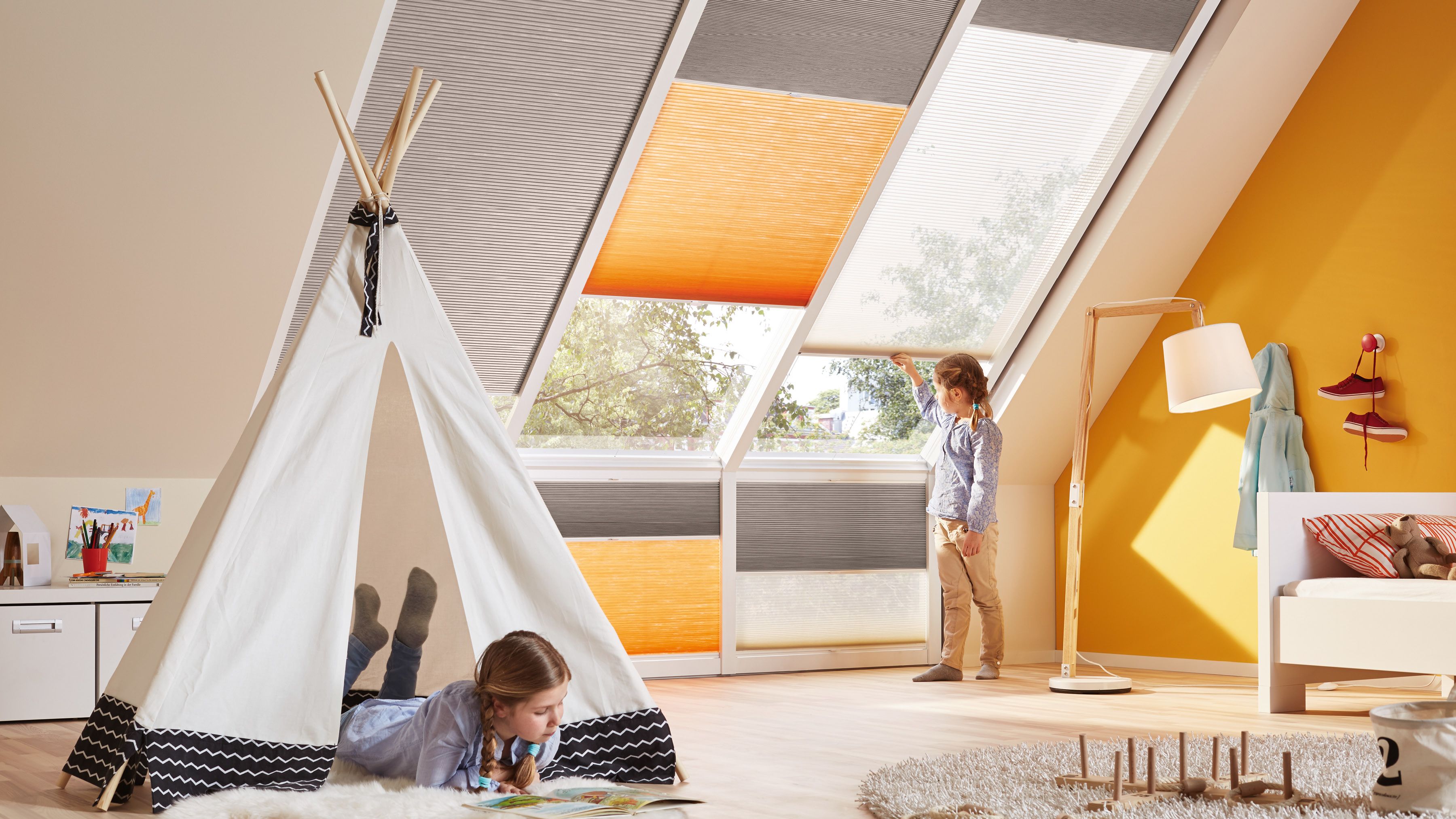 Teba Wabenplissee Duette an der Dachschränge im Kinderzimmer
