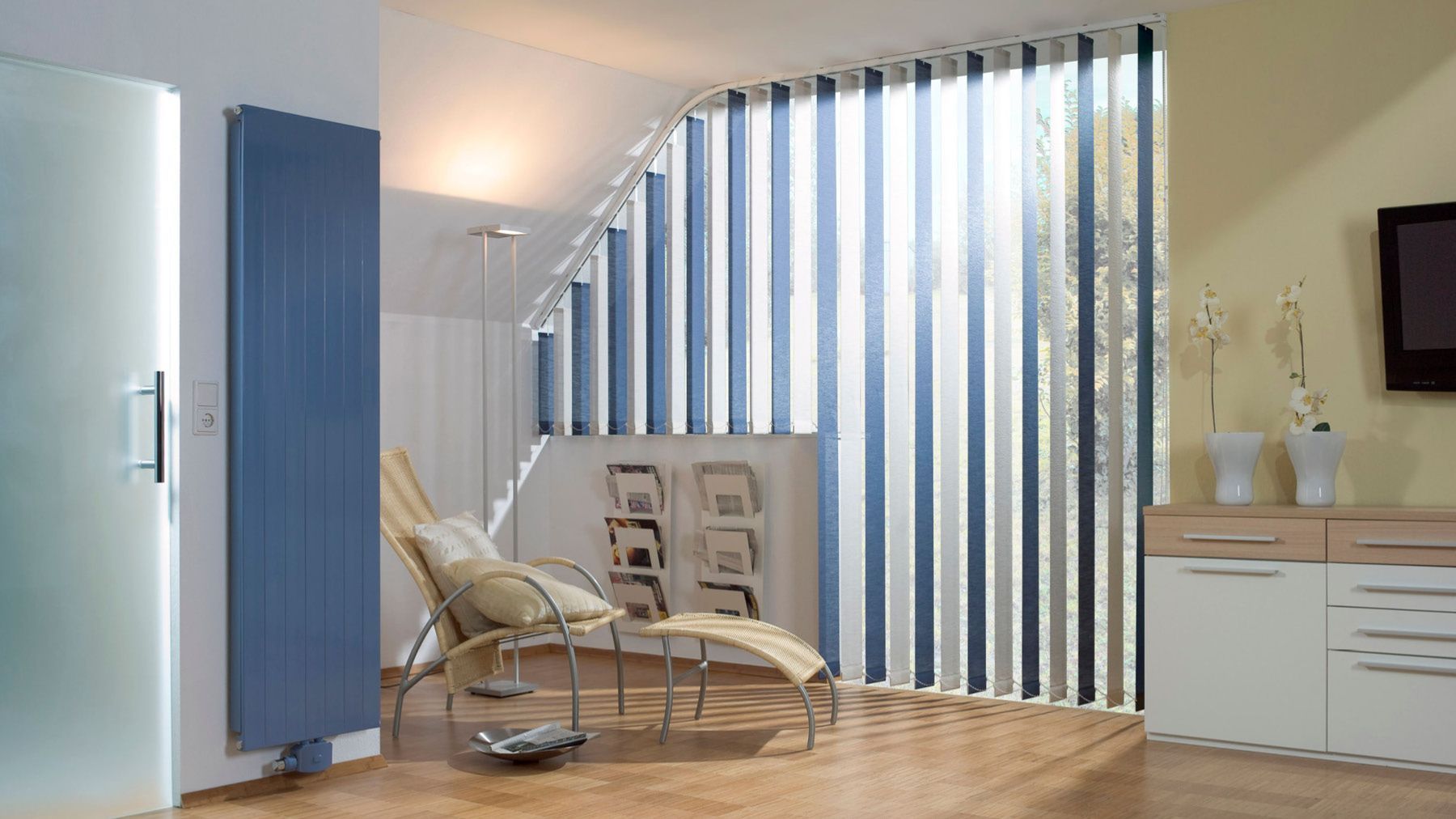 Dachzimmer mit Lamellenvorhang in der Schräge