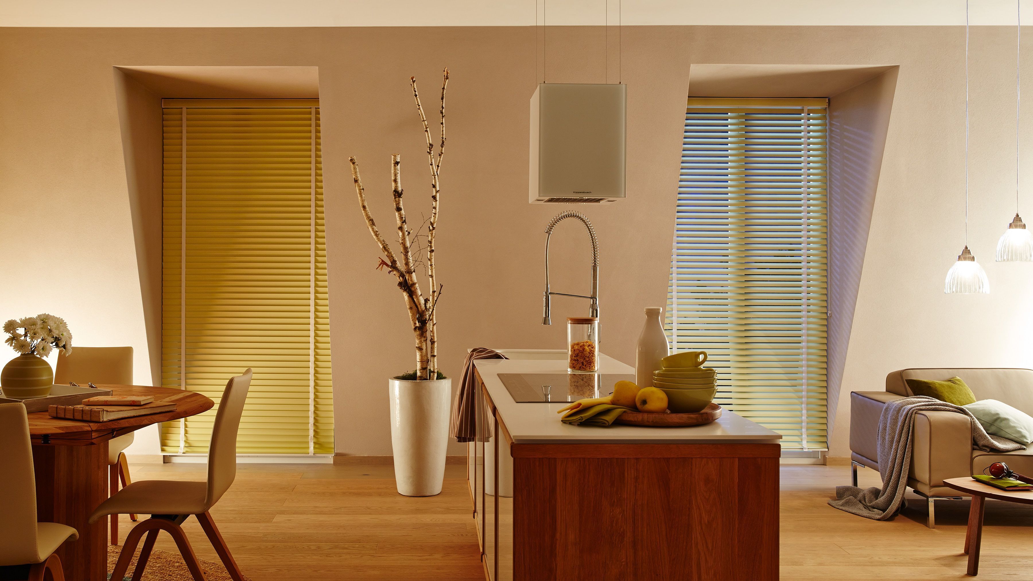 Gemütliche Wohnküche mit Jalousien von Teba