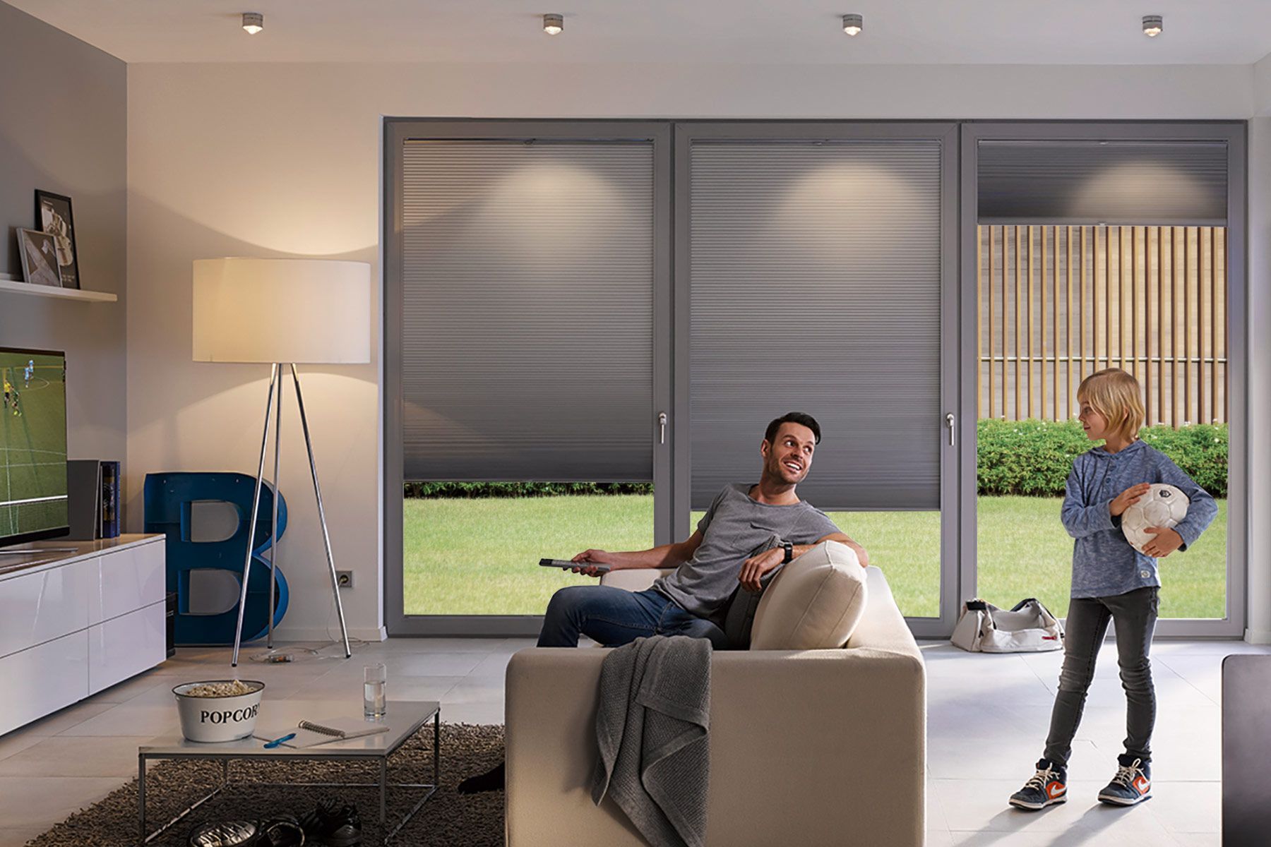 Mann kann dank Wabenplissee tagsüber fernsehen