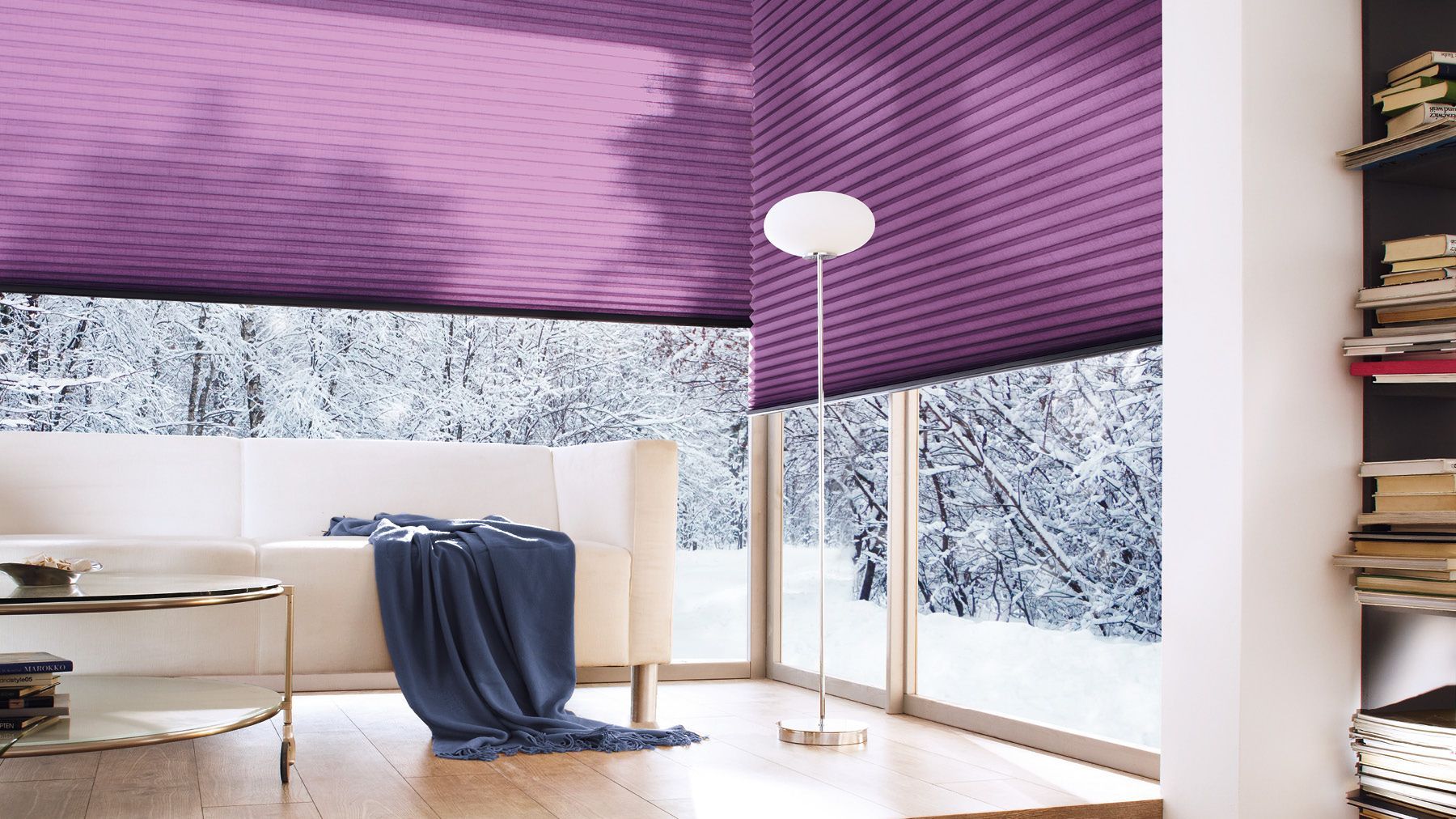 Wohnzimmer mit lila Wabenplissees
