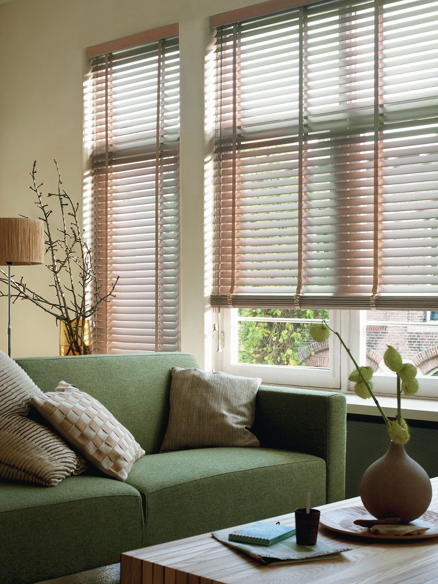 Wohnzimmer mit Jalousien aus Holz
