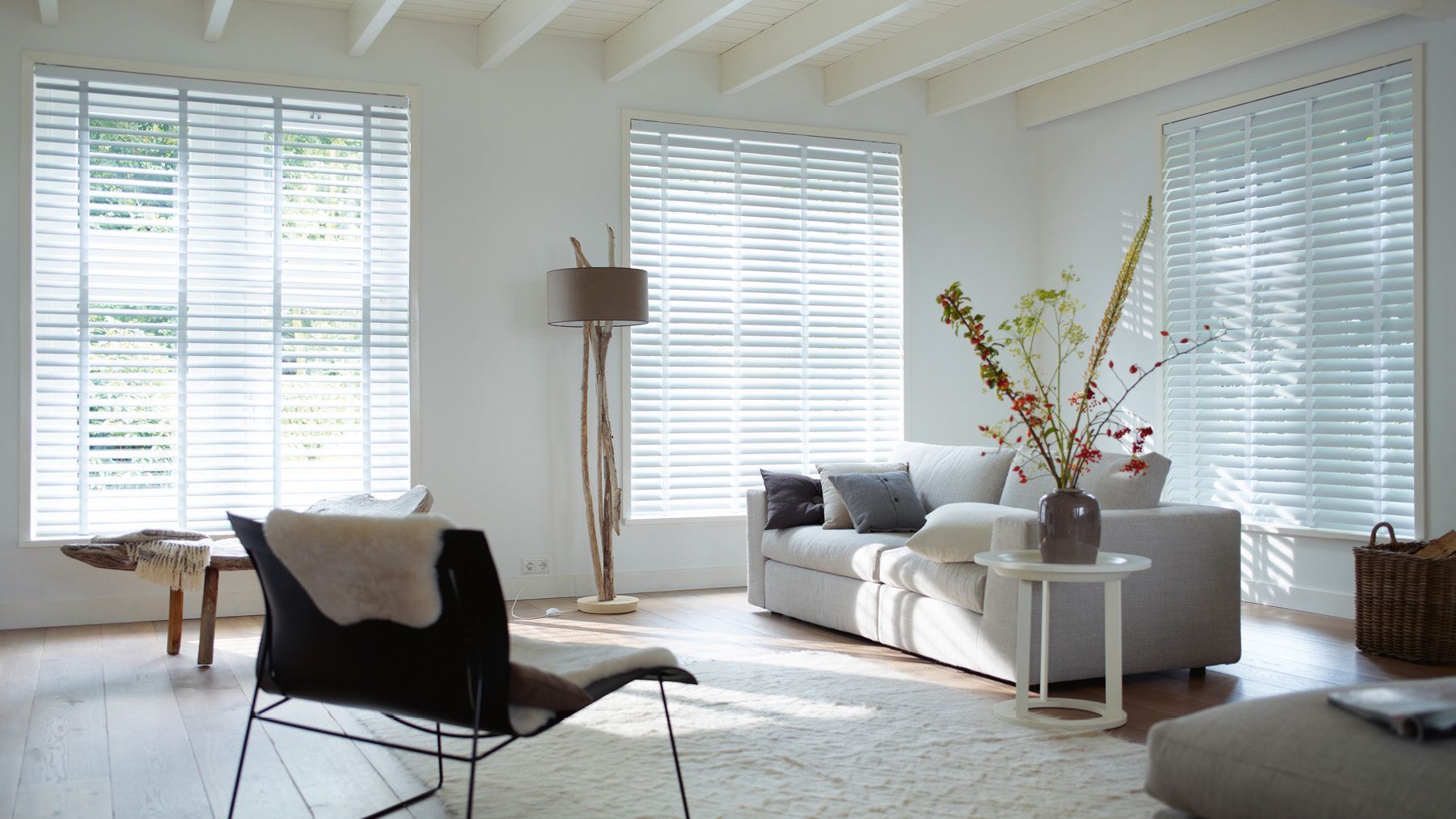 Modernes Wohnzimmer mit weißem Lamellenvorhang