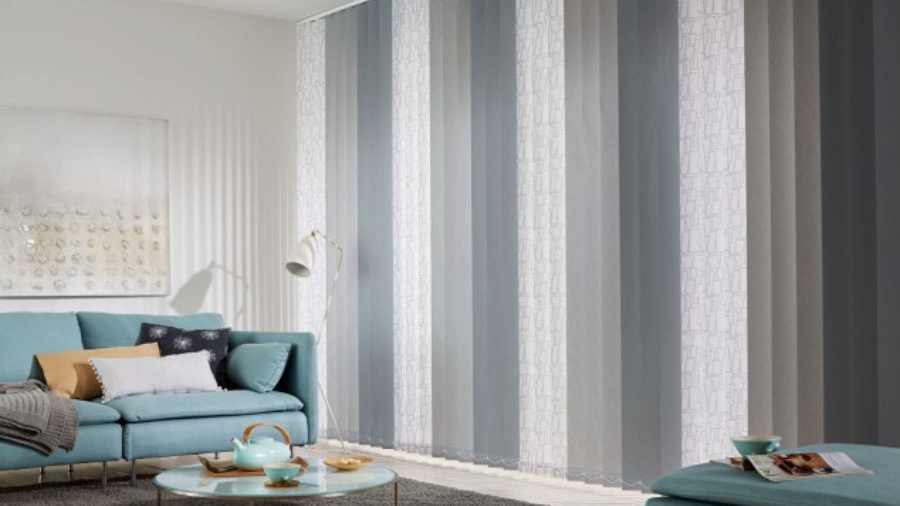 Wohnzimmer mit mehrfarbigem Lamellenvorhang