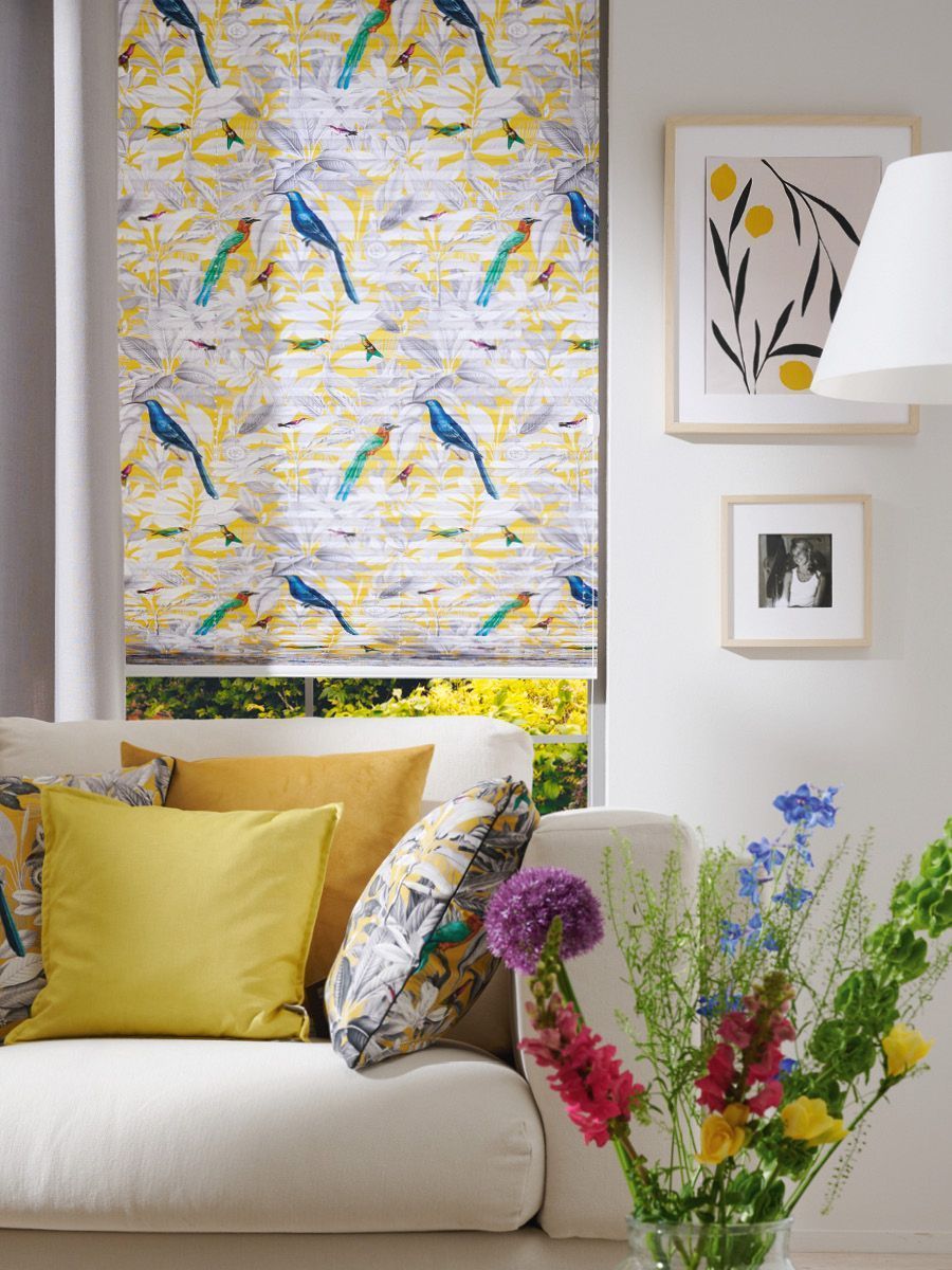 Wohnzimmer mit farbenfrohen Plissee Paradiso