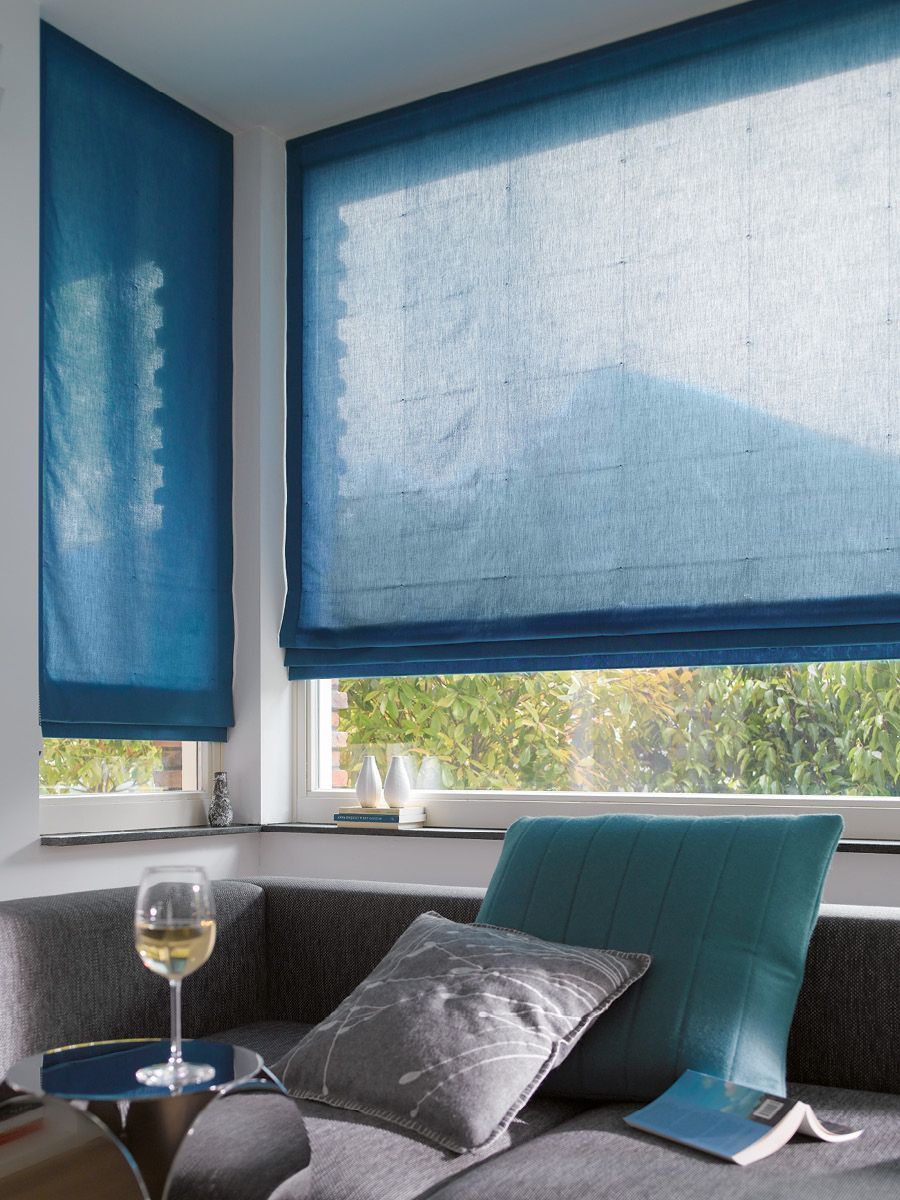 Wohnbereich mit blauem Raffrollo