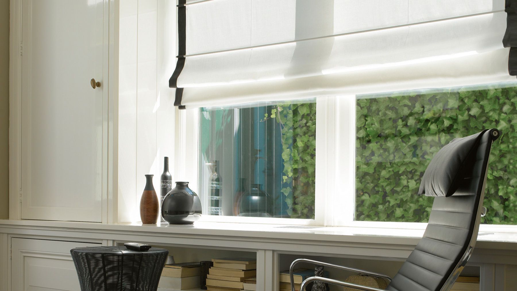 Fenster mit weißem Raffrollo