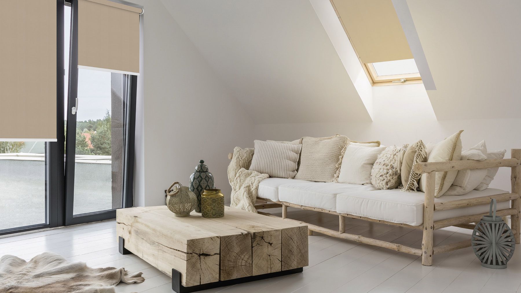 Wohnzimmer mit beigem Rollo