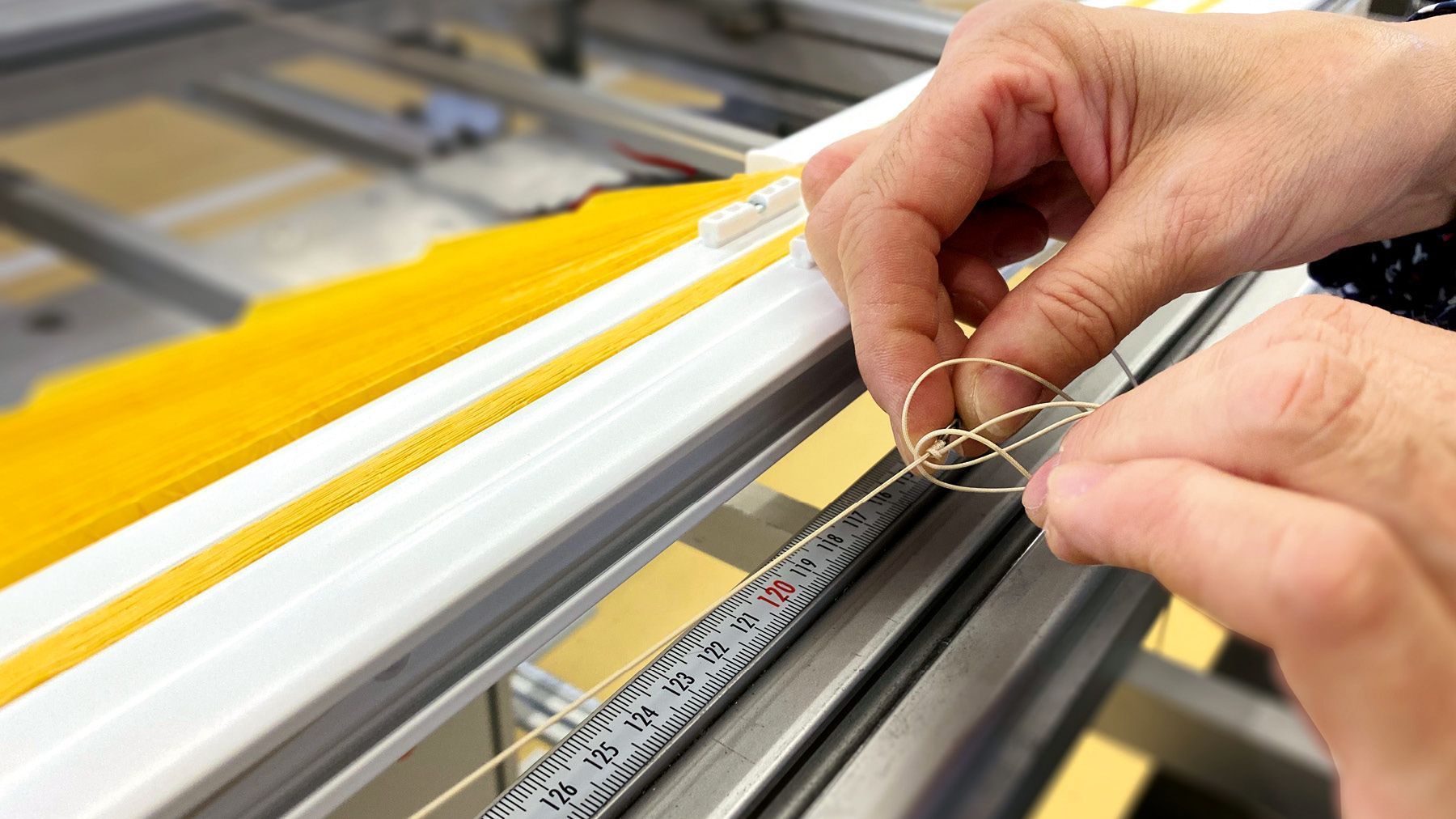 Herstellung der Teba Plissees in geschulter Handarbeit