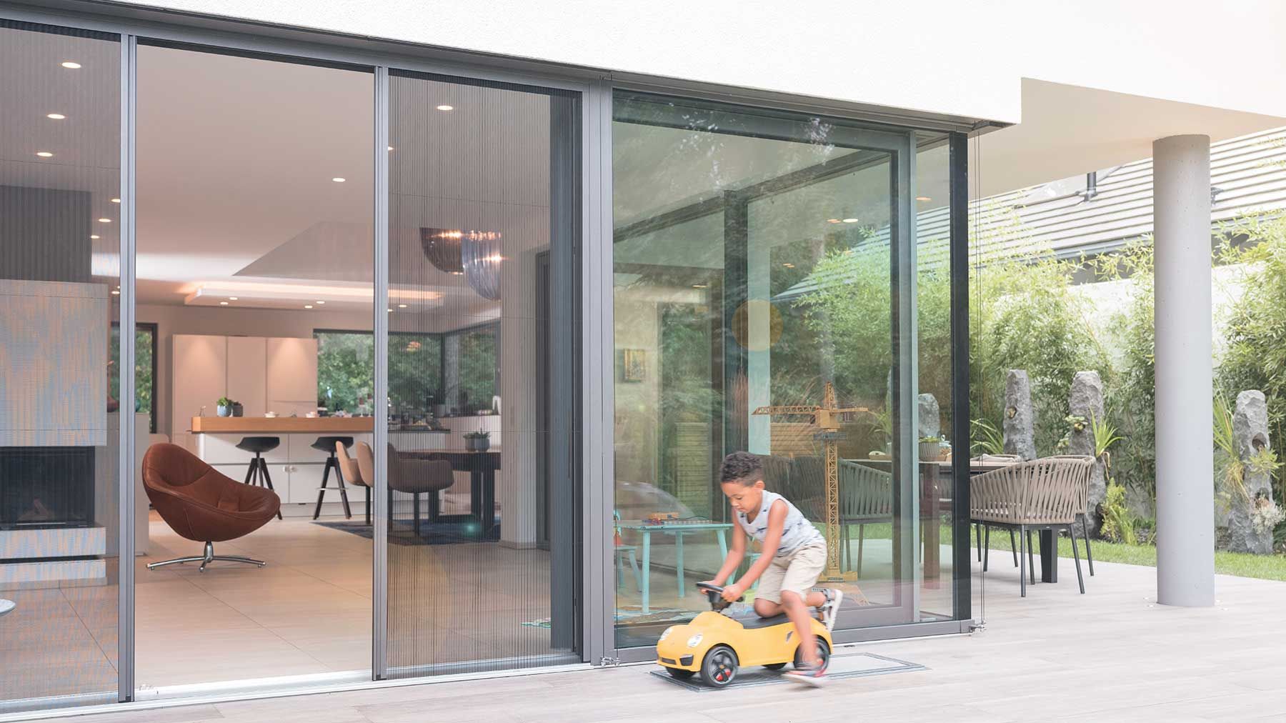 Terrasse mit bodentiefen Fenstern und Insektenschutz