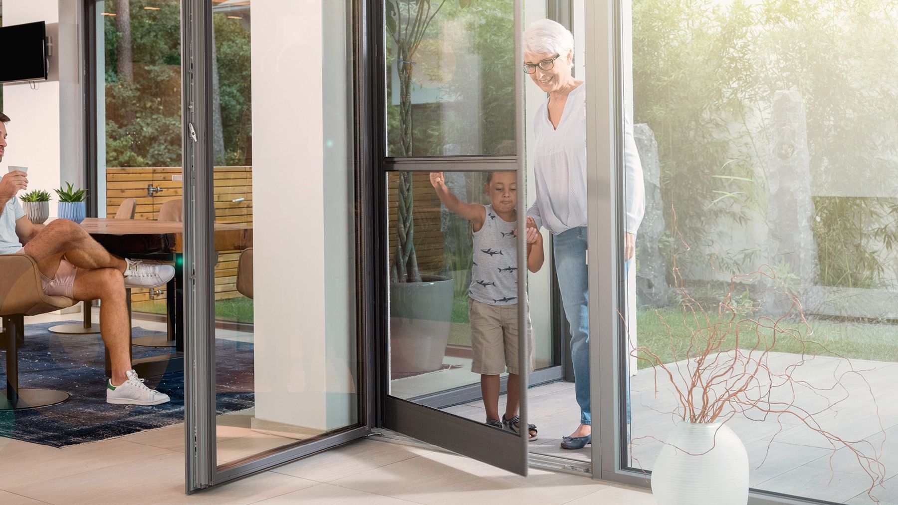 Frau und Kind öffnen Teba Insektenschutz Pendelfenster