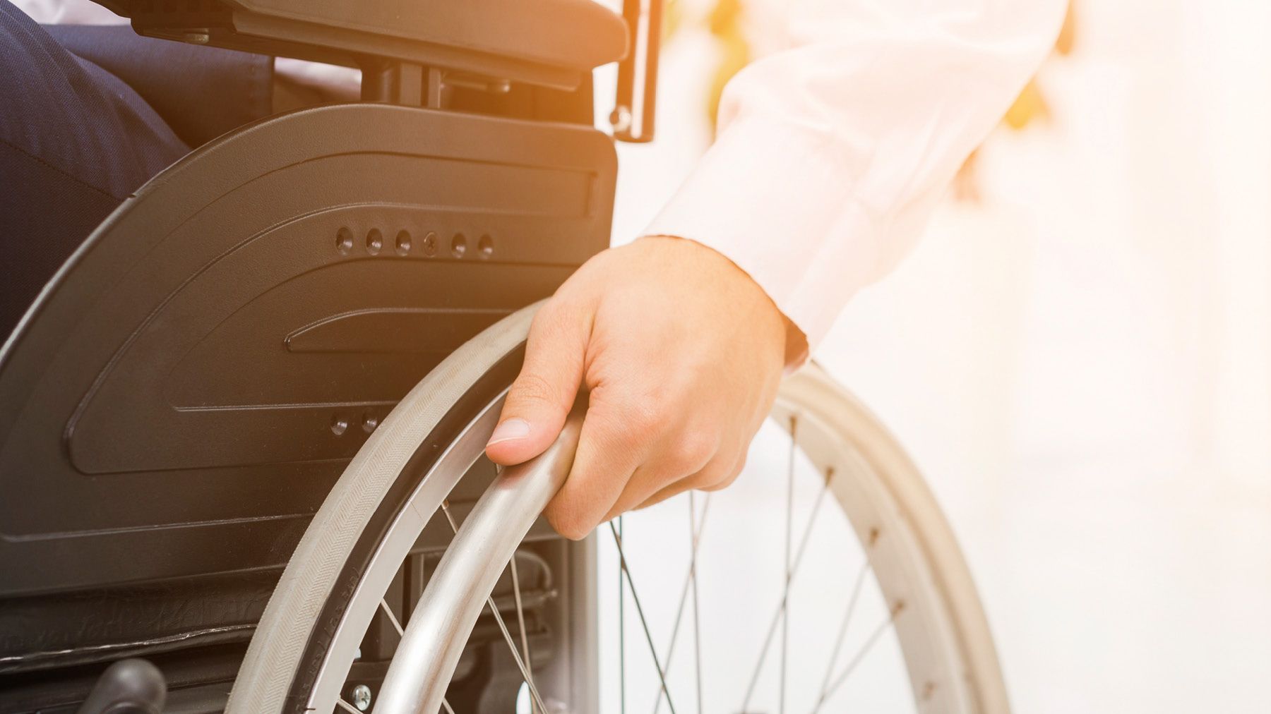 Rollstuhlfahrer kann Tür mit Insektenschutz problemlos nutzen