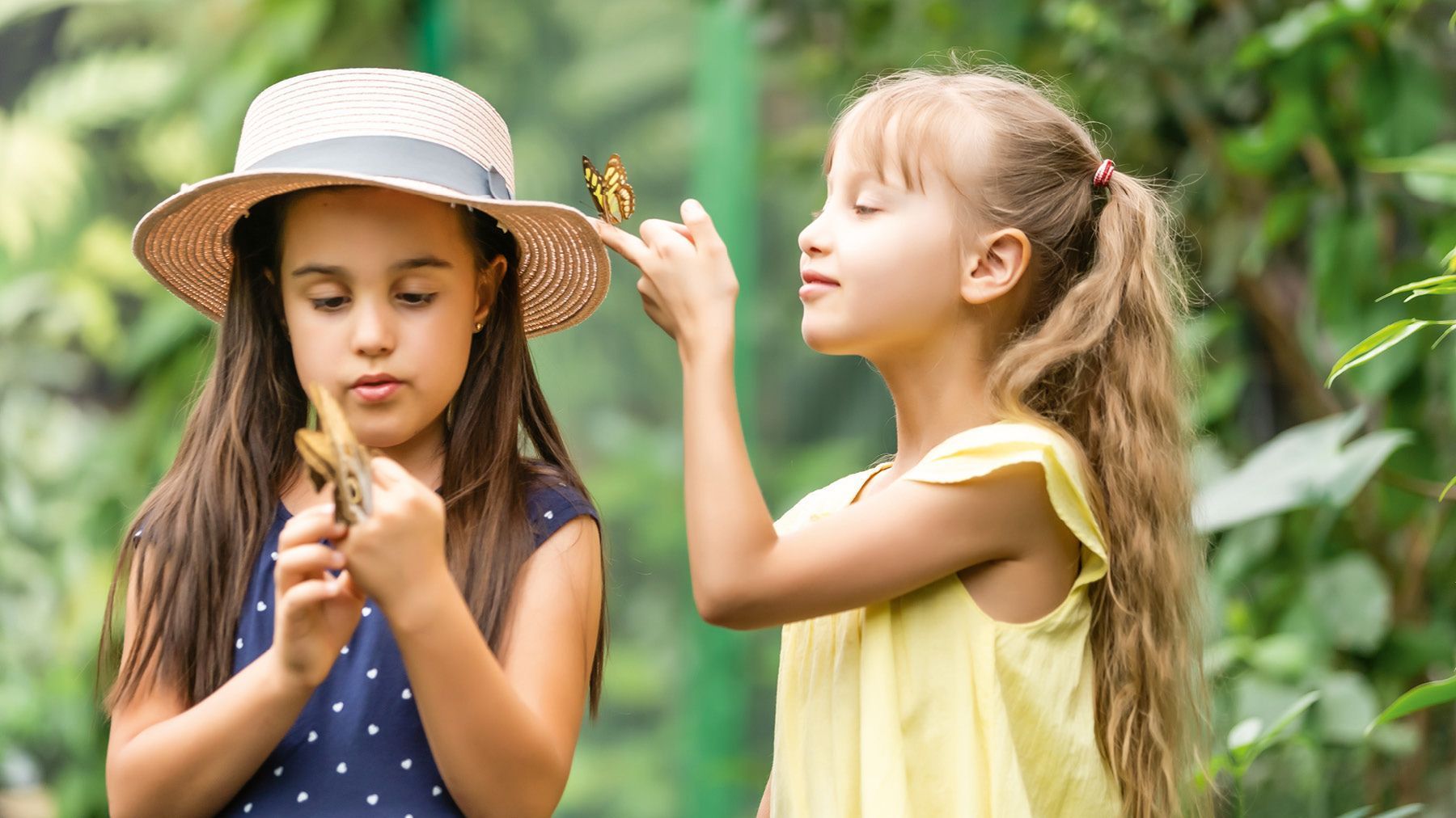 Zwei kleine Mädchen in der Natur