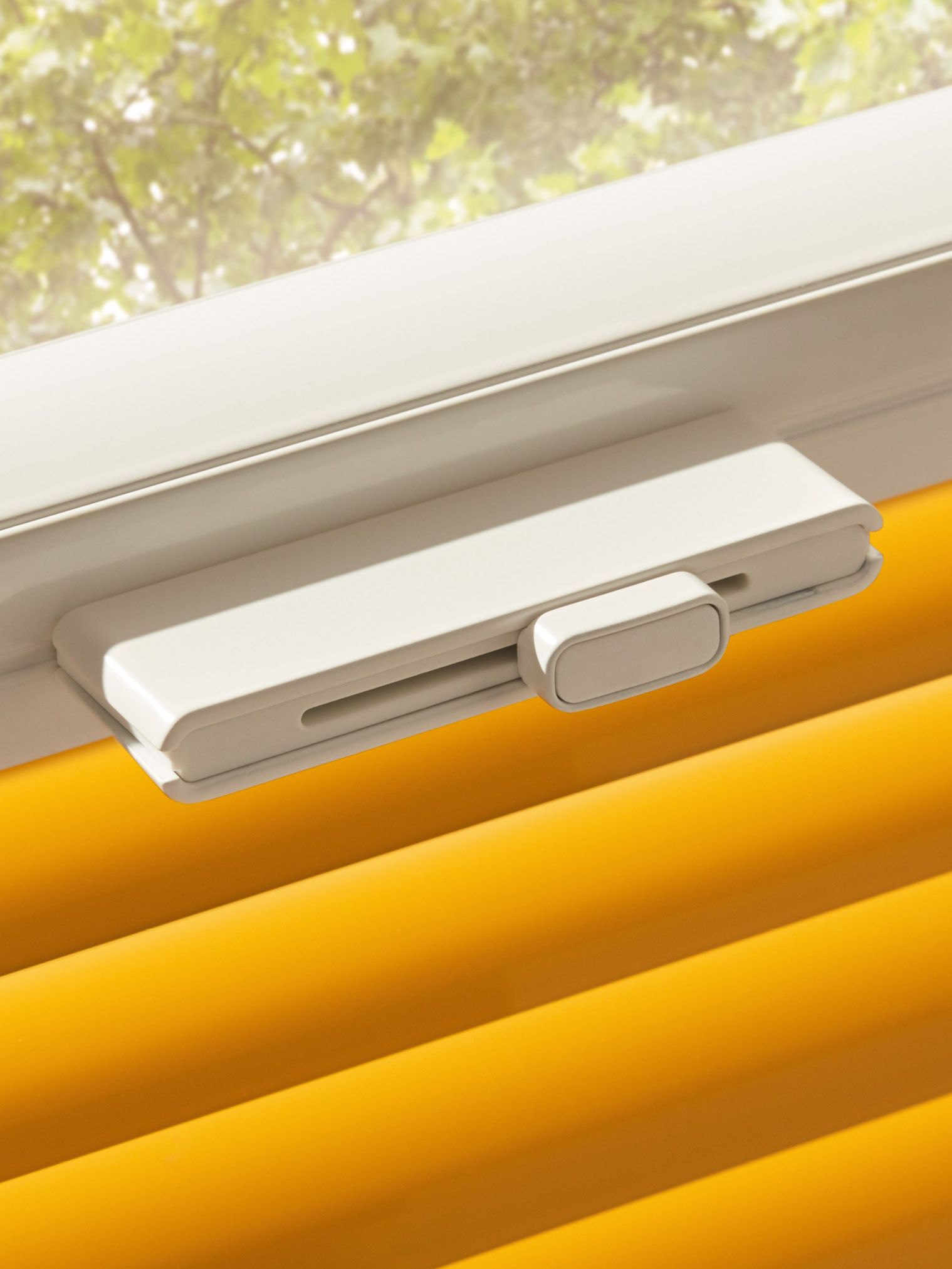 Gelbes Jalousie mit weißer Bedienung Teba