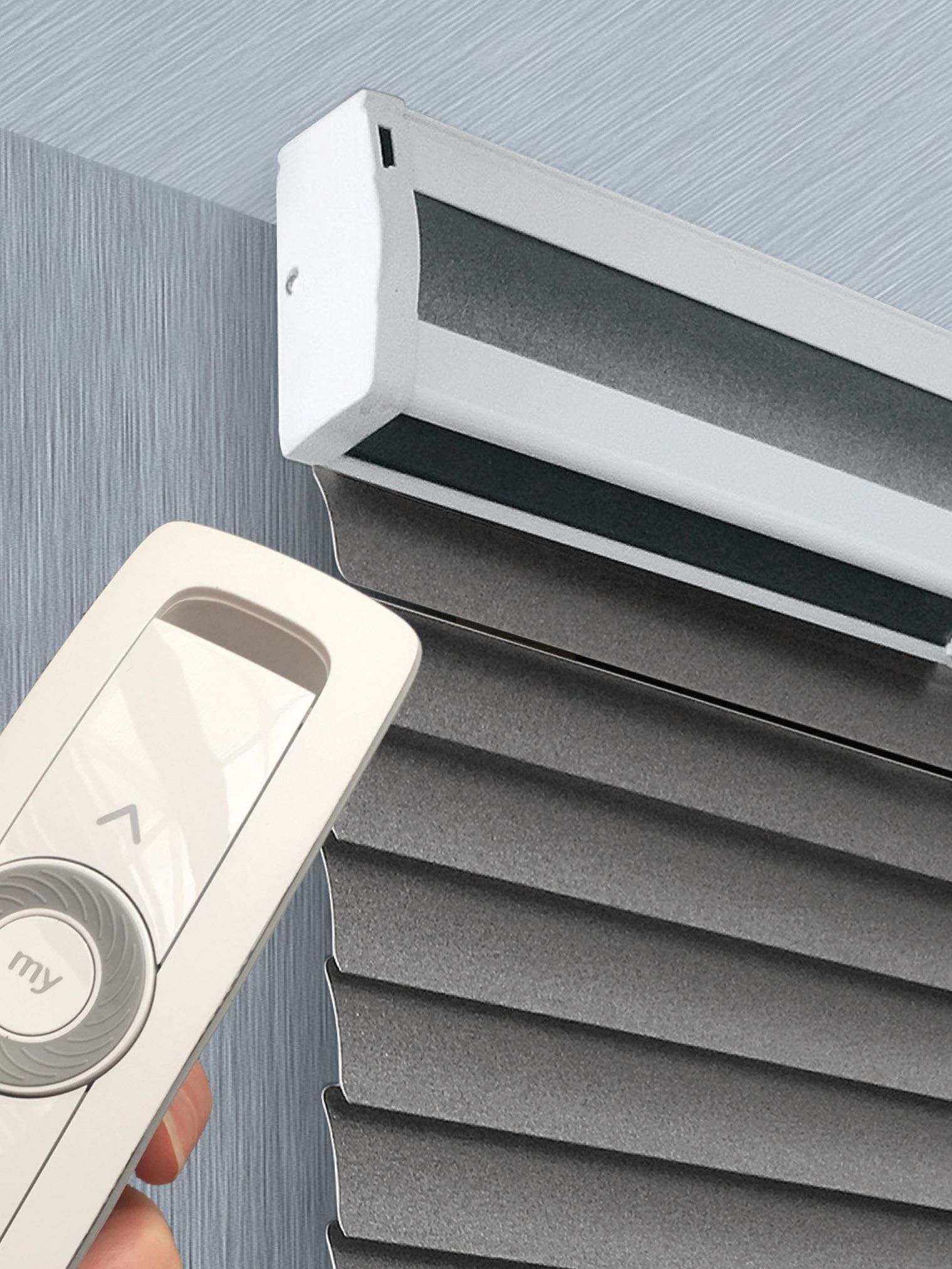 Schwarzes Teba Jalousie mit weißer Fernbedienung