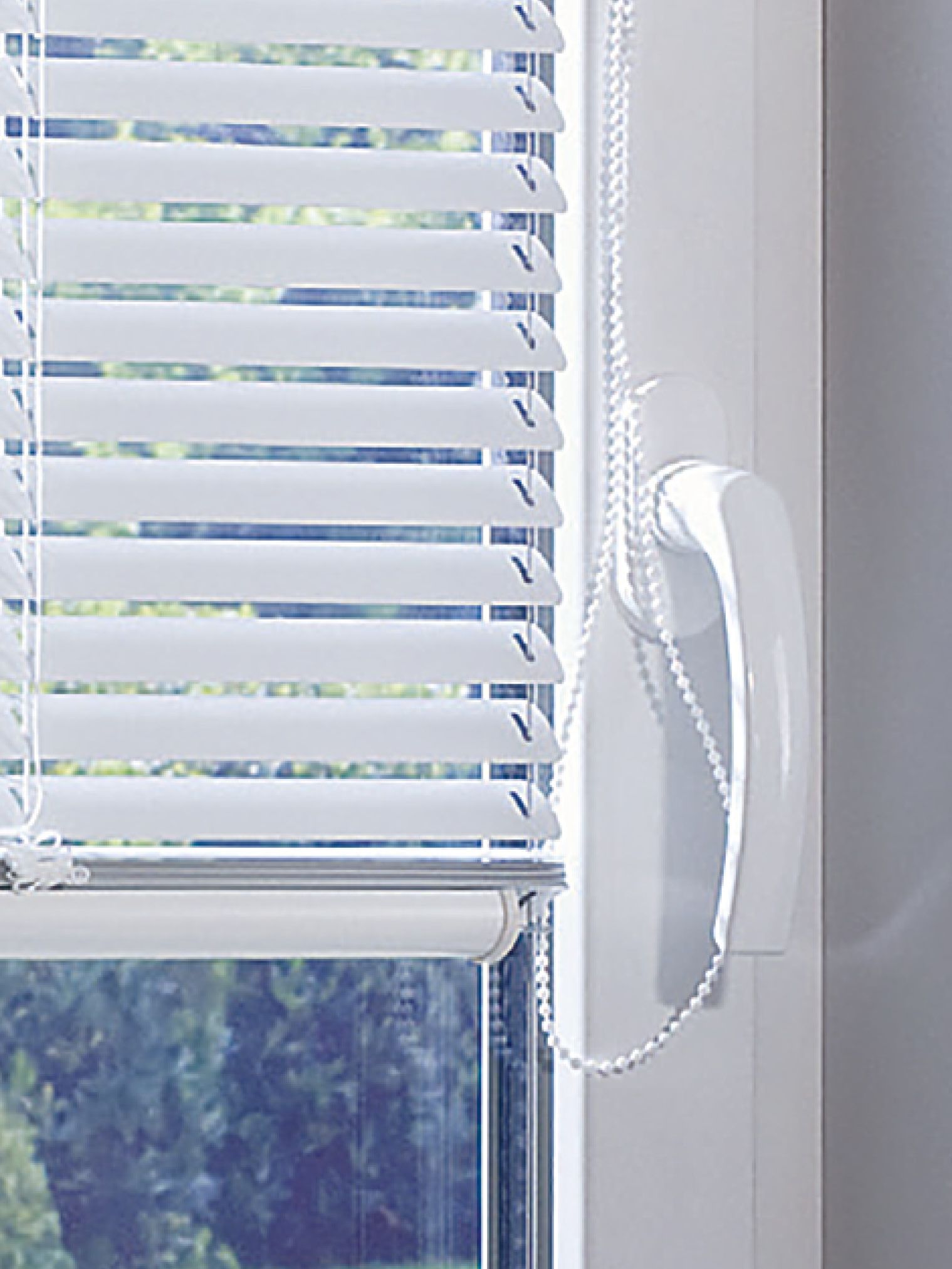 Weißes Teba Jalousie am Fenster