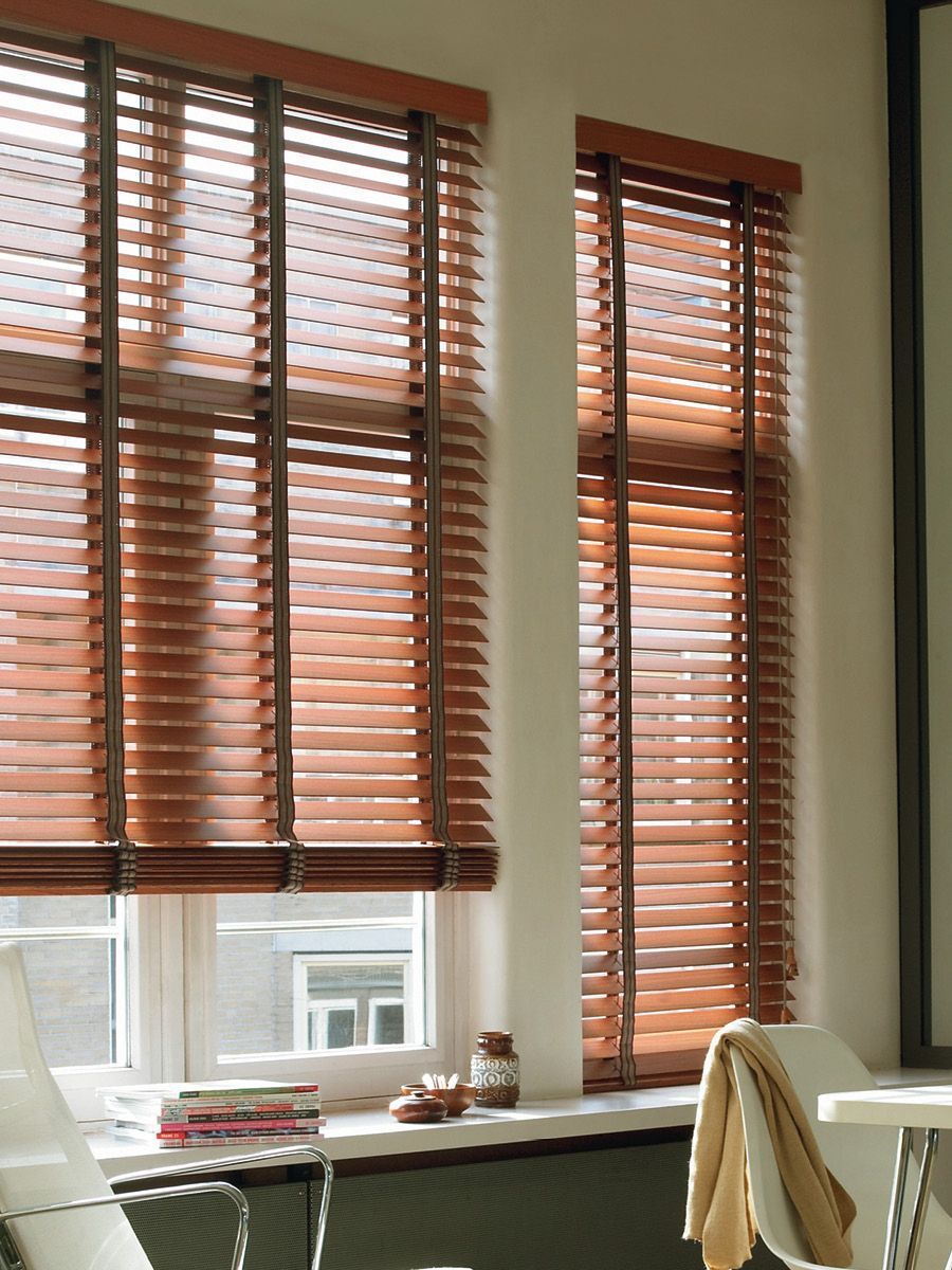 Fenster mit Jalusie aus Holzlamellen