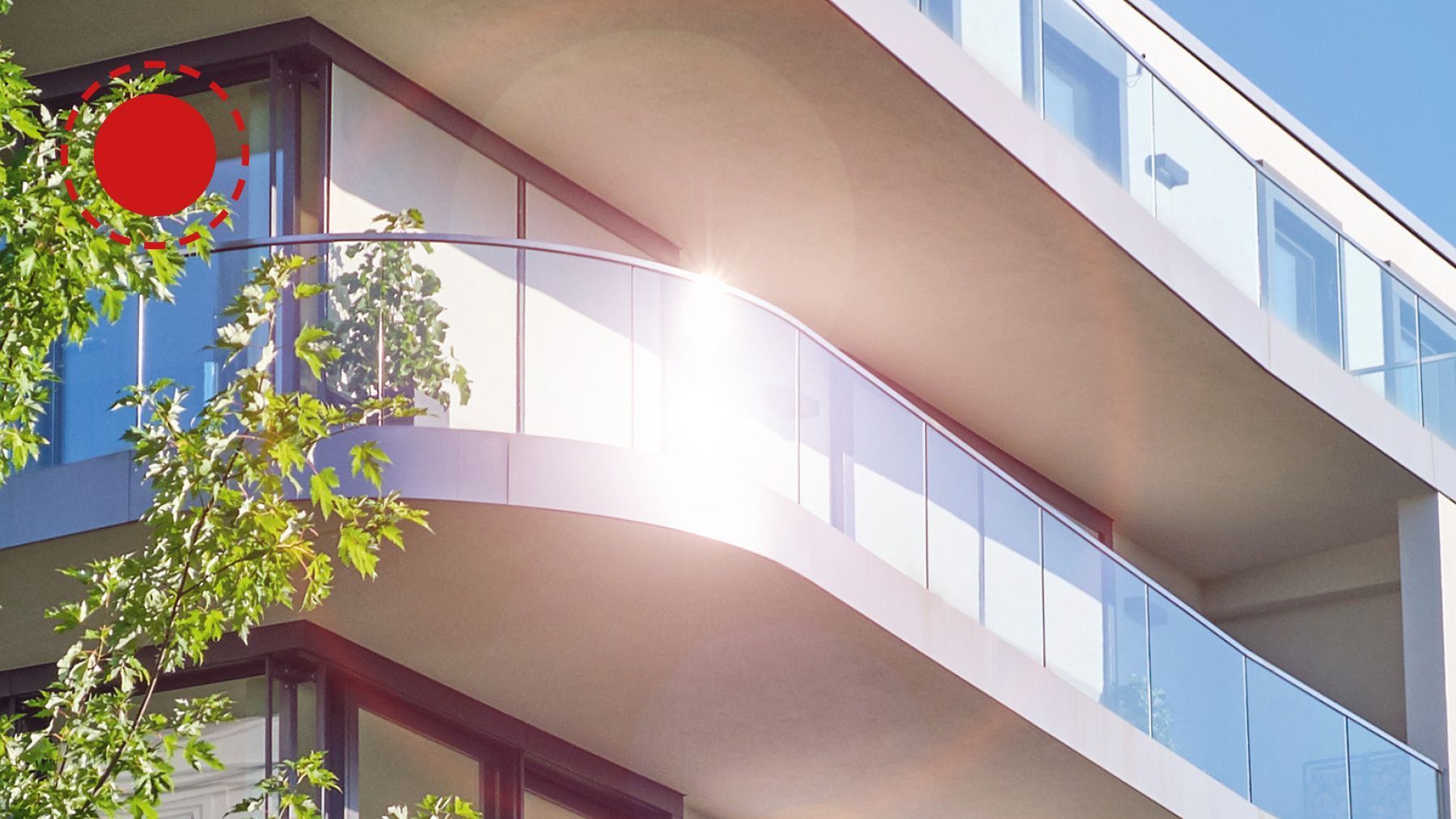 Gebäude mit Sonnenreflektion 