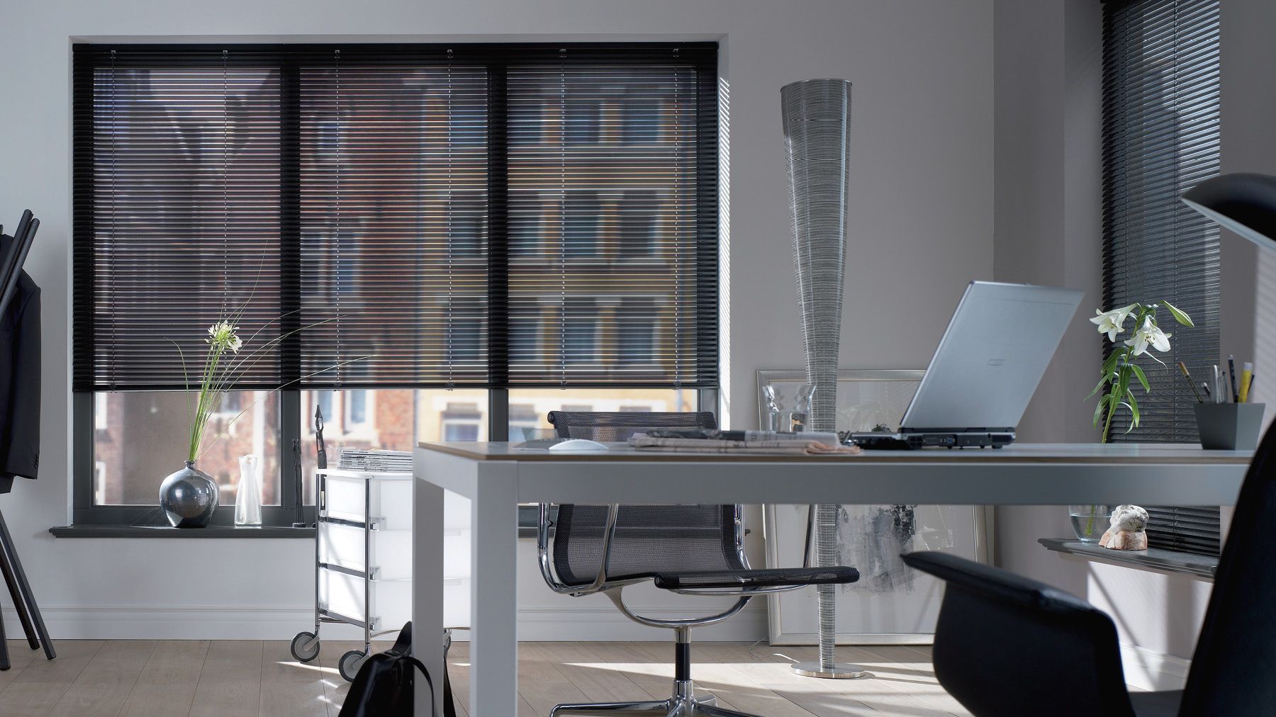 Schwarzes Teba Jalousie büro