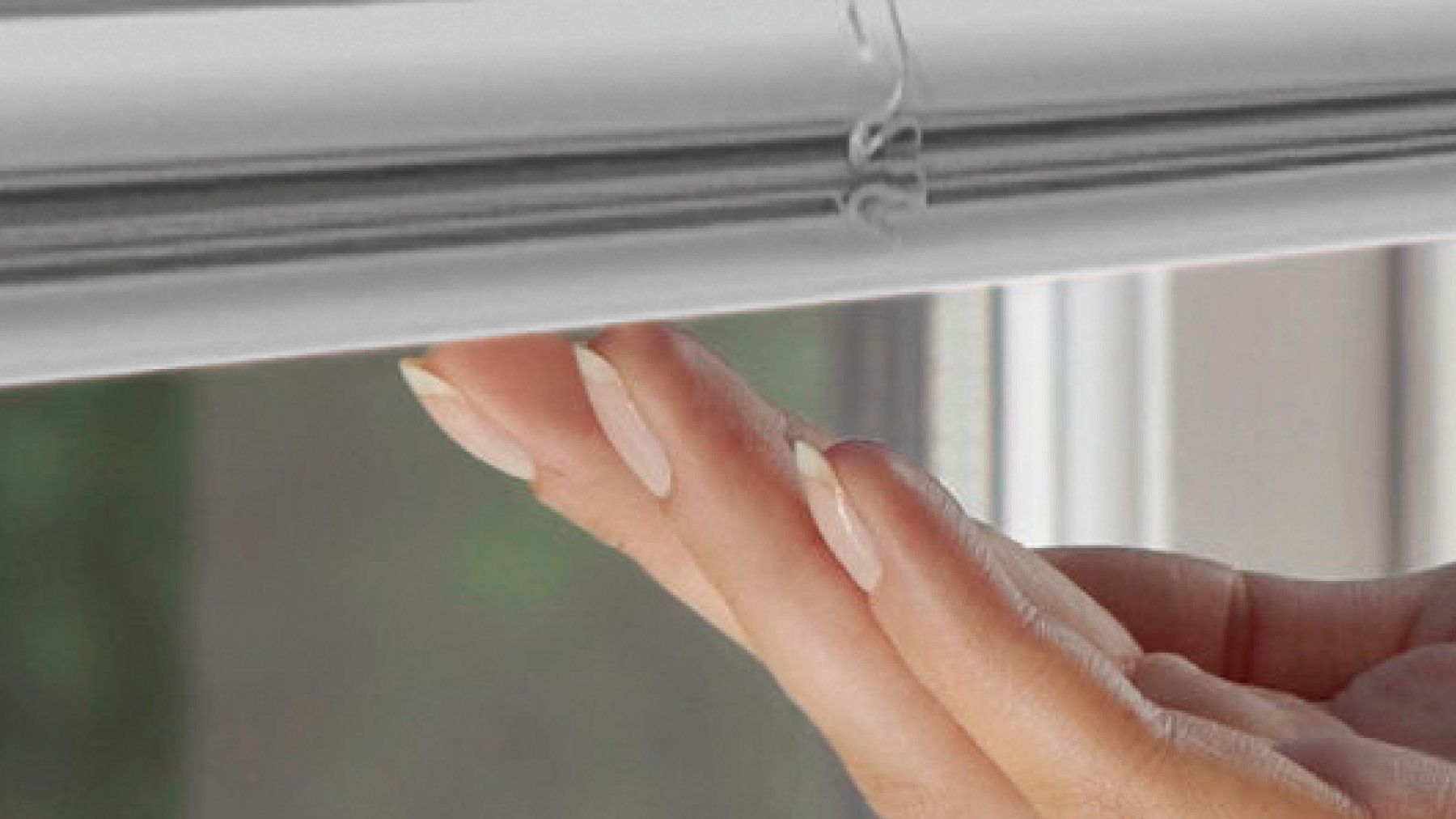 Hand mit weißem Teba Jalousie 