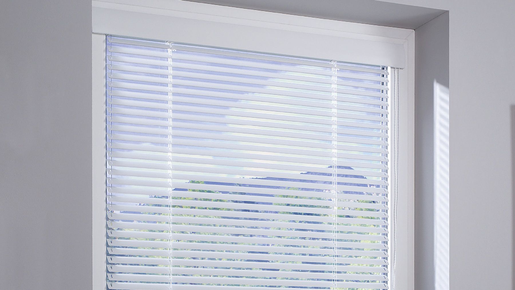 Weißes Teba Jalousie am Fenster