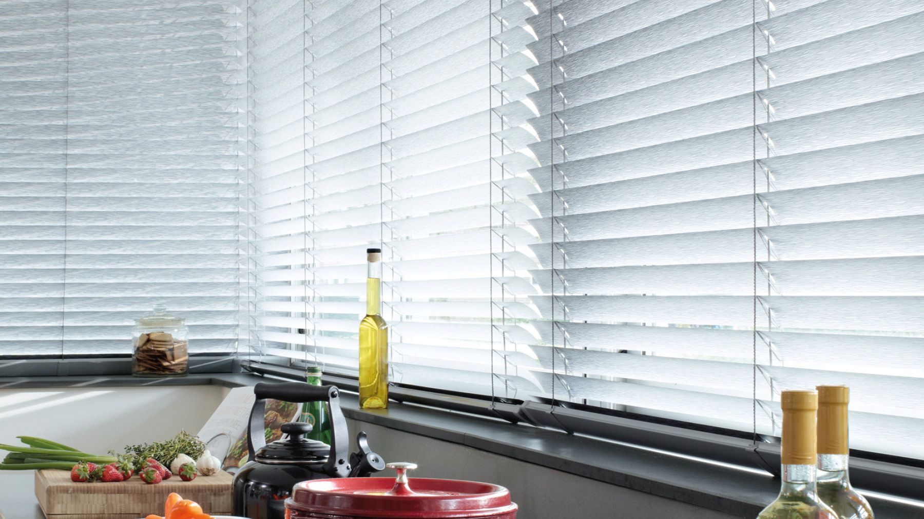 Weißes Teba Jalousie am Fenster