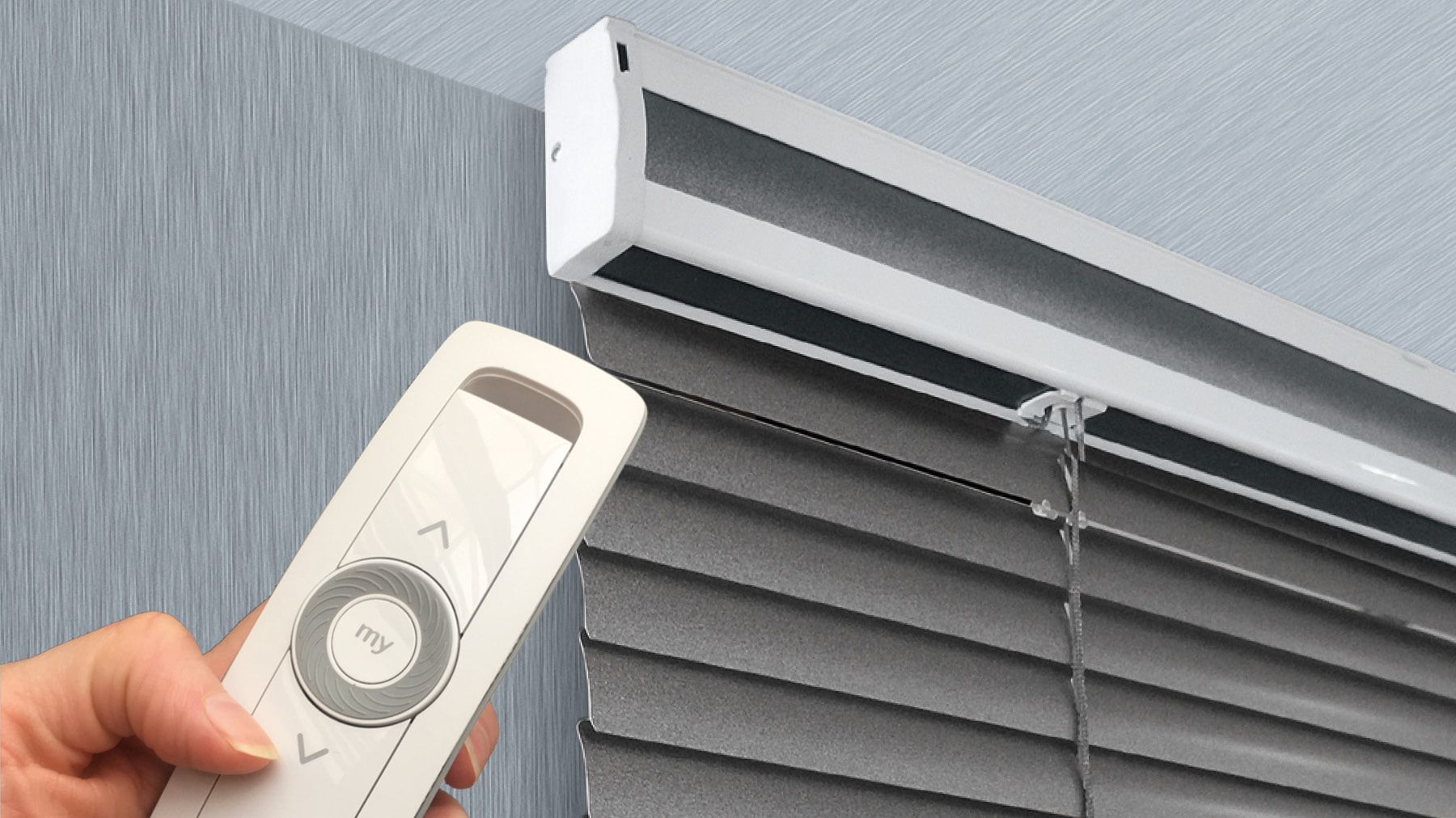 Schwarzes Teba Jalousie mit weißer Fernbedienung