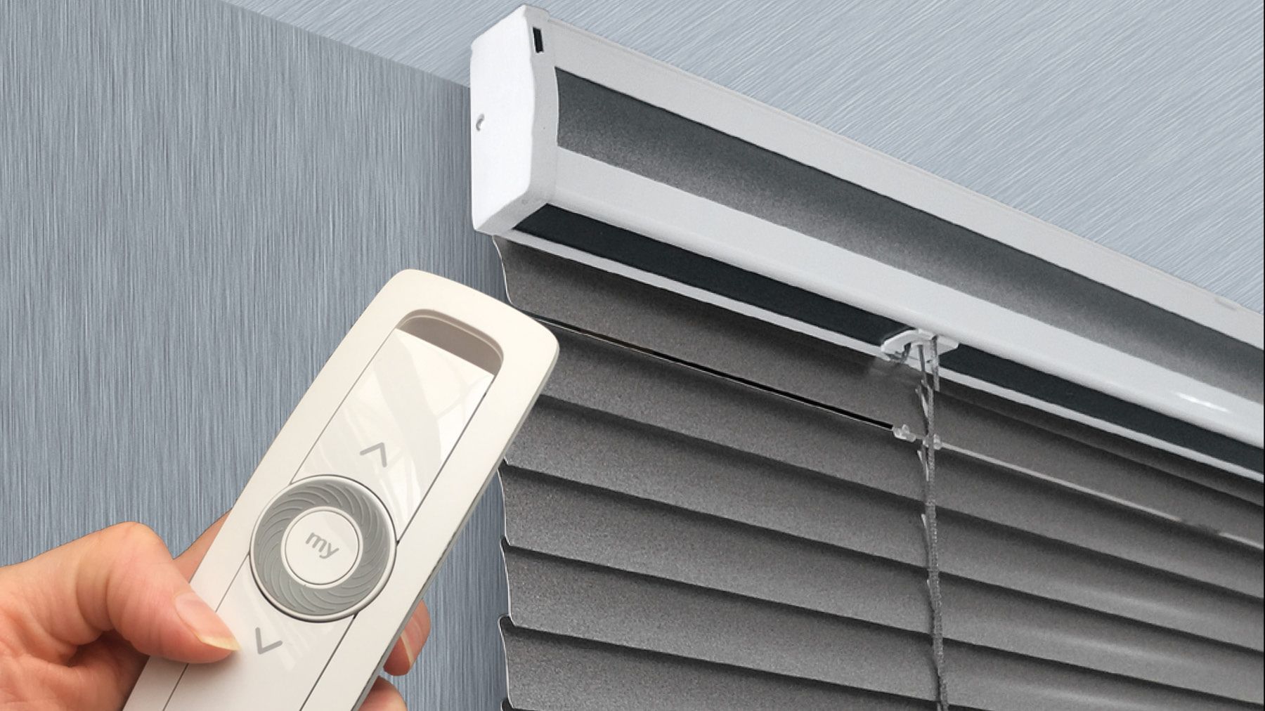 Schwarze Jalousie weiße Fernbedienung