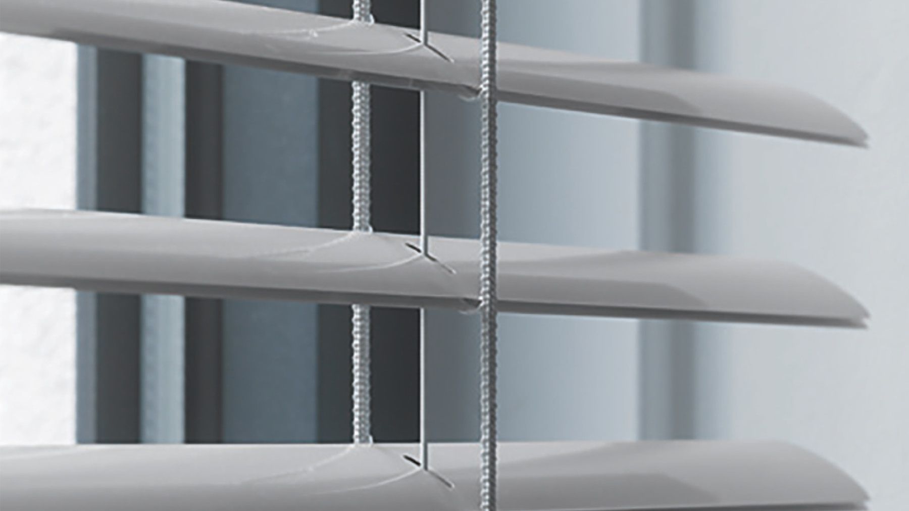 Schwarzes Jalousie offen Fenster