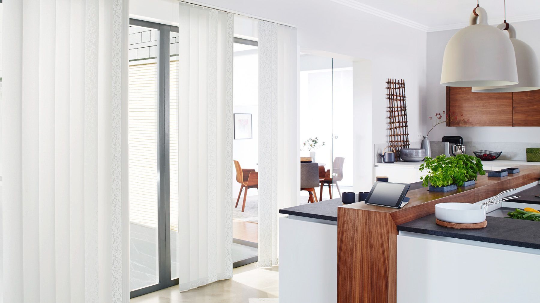 Küche mit weißen Teba Lamellenvorhängen