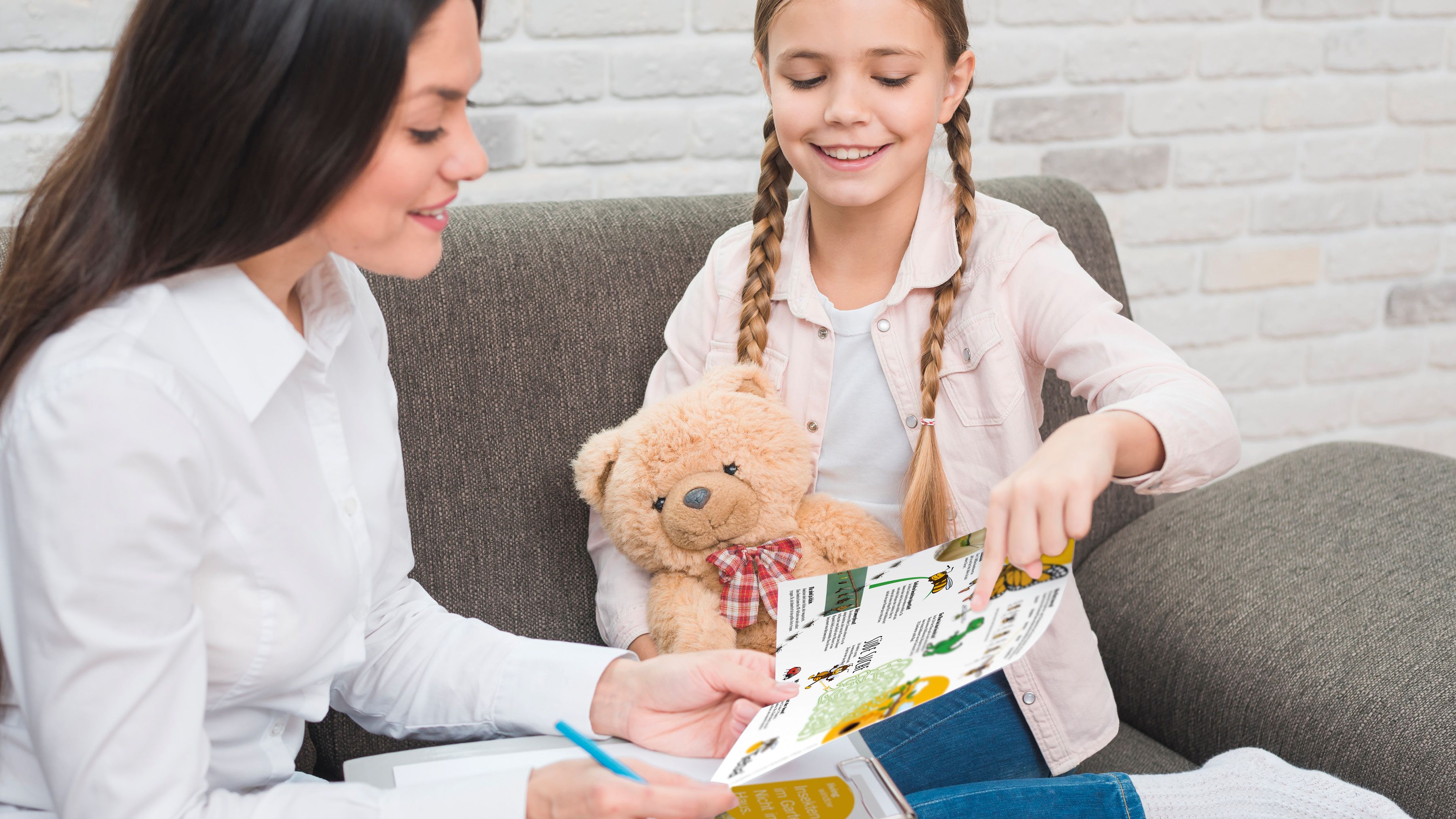 Mutter und Tochter suchen passendes Teba Produkt aus