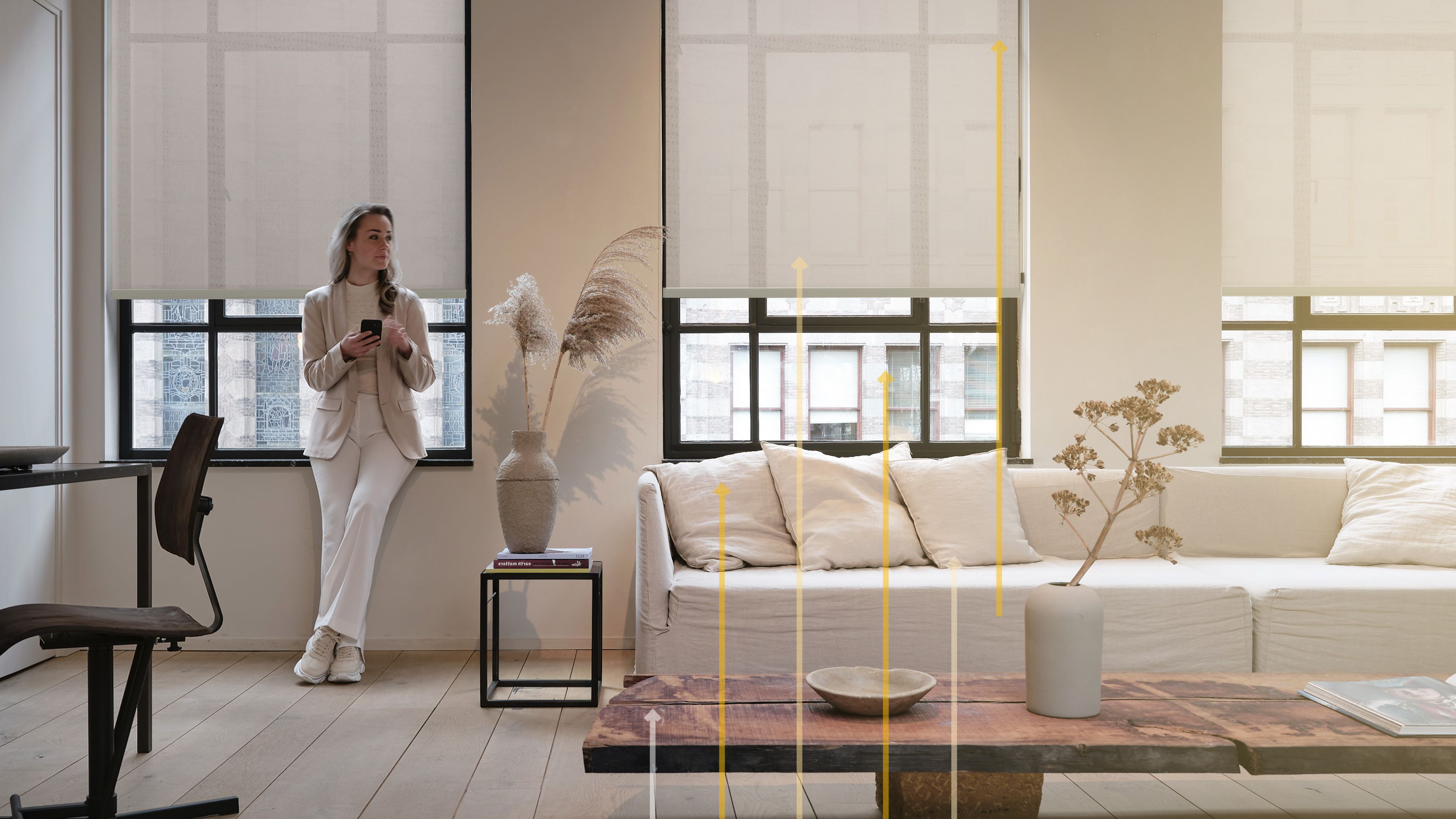 Frau im Wohnzimmer Rollo Teba