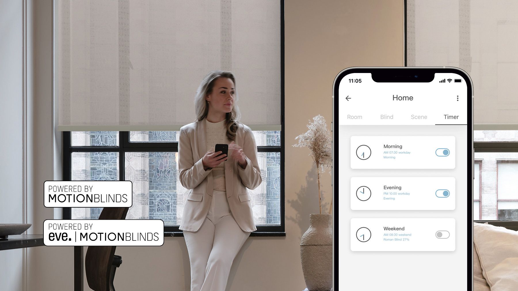 Frau mit Smartphone am Fenster MOTIONBLINDS