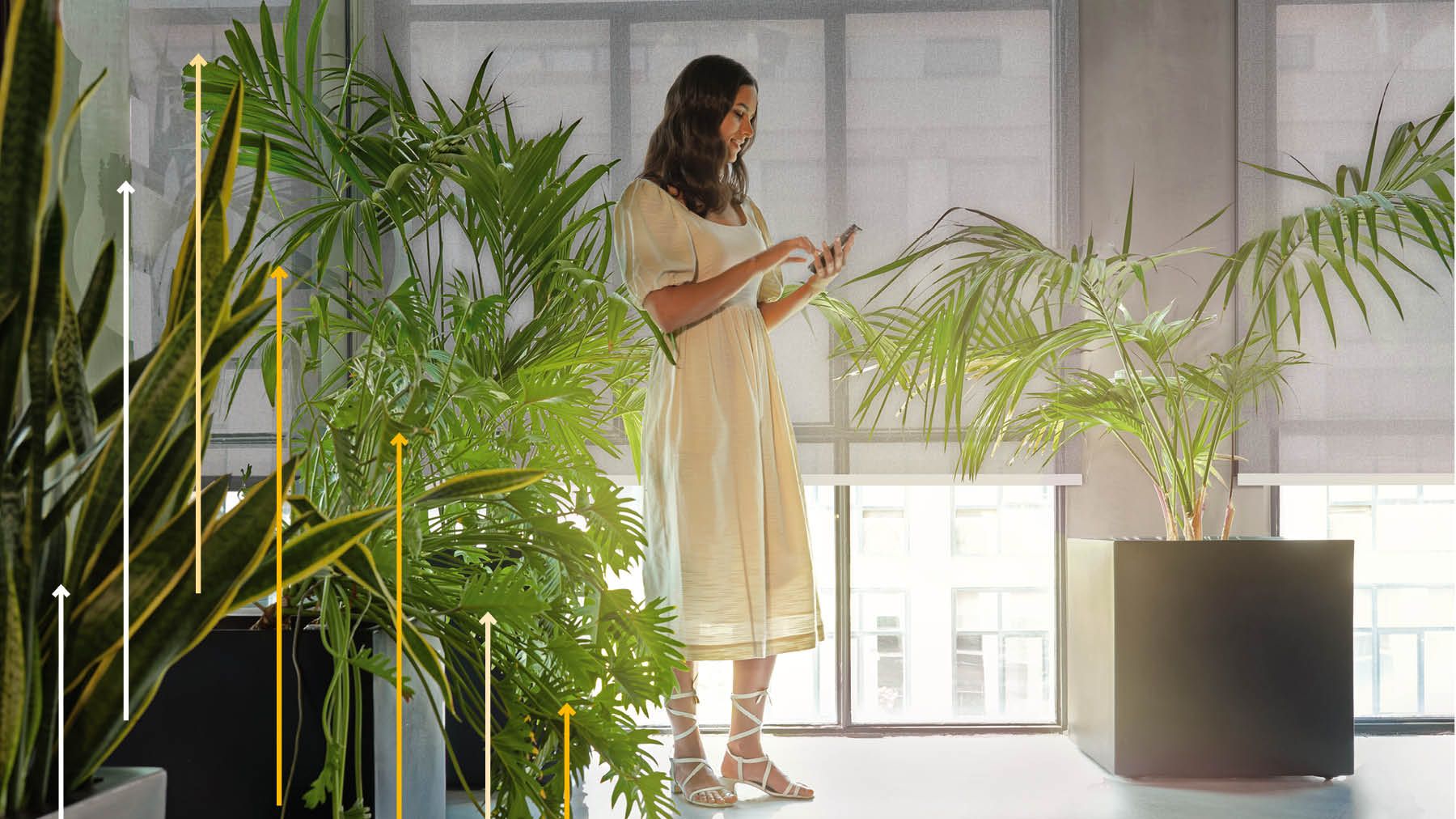 Frau bedient Teba Motion Blinds