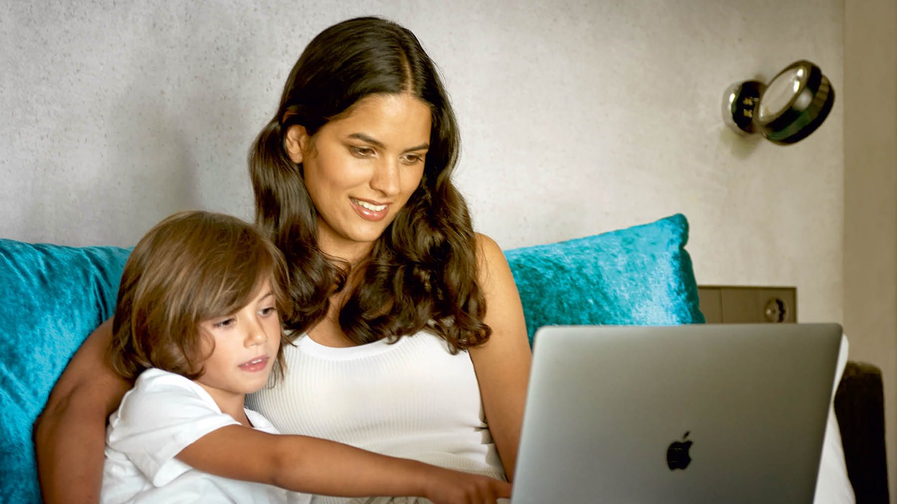 Mutter und Kind steuern MotionBlinds über Apple-Gerät