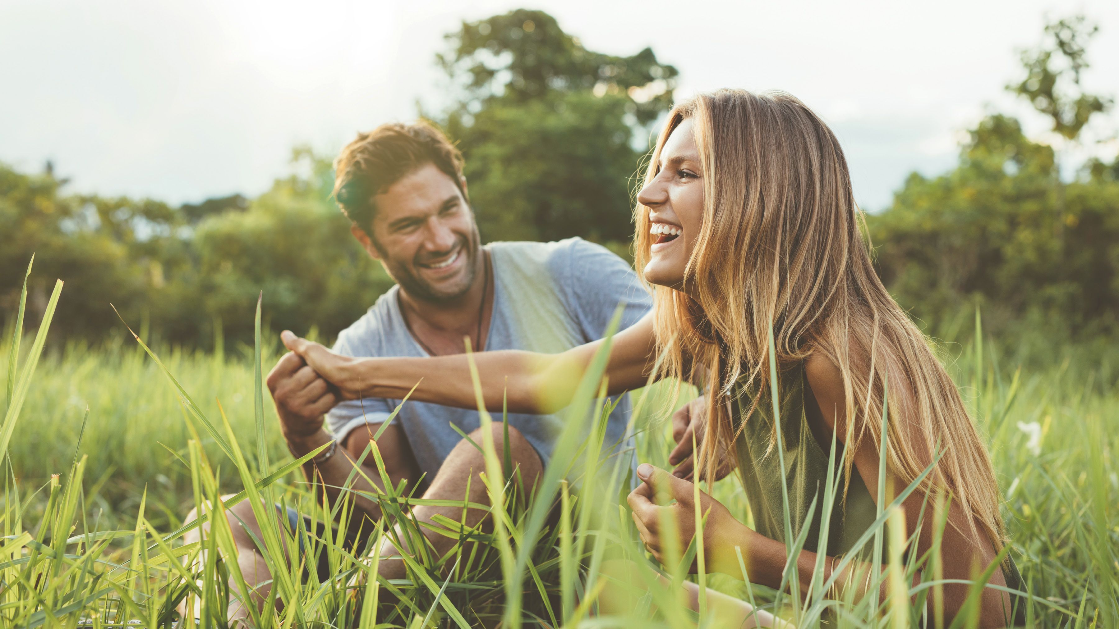 Glückliches Paar in der Natur