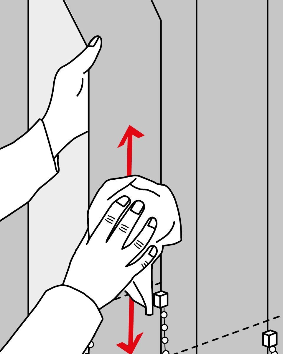 Zuerst den Lamellenvorhang mit einem Tuch abwischen