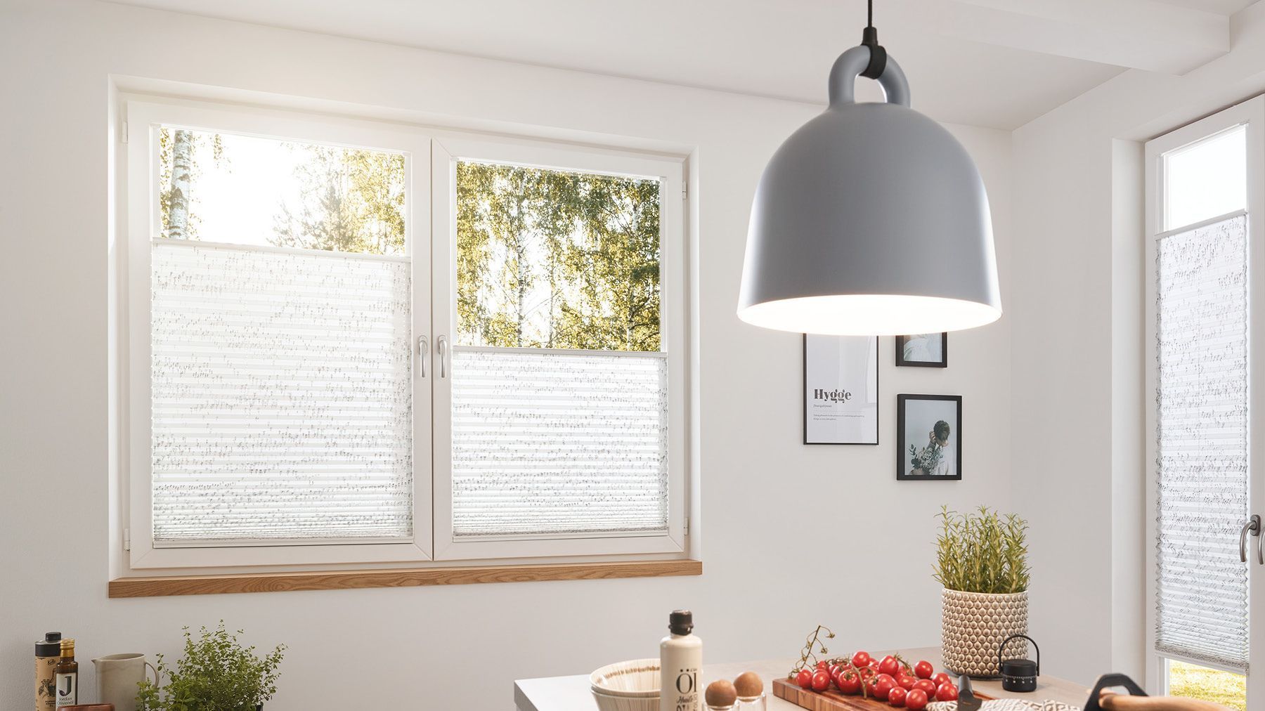 Küche mit weißen Plissees