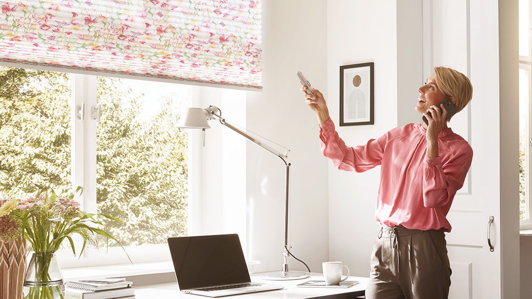 Frau im Büro Wirefree Fernbedienung Plissee Teba