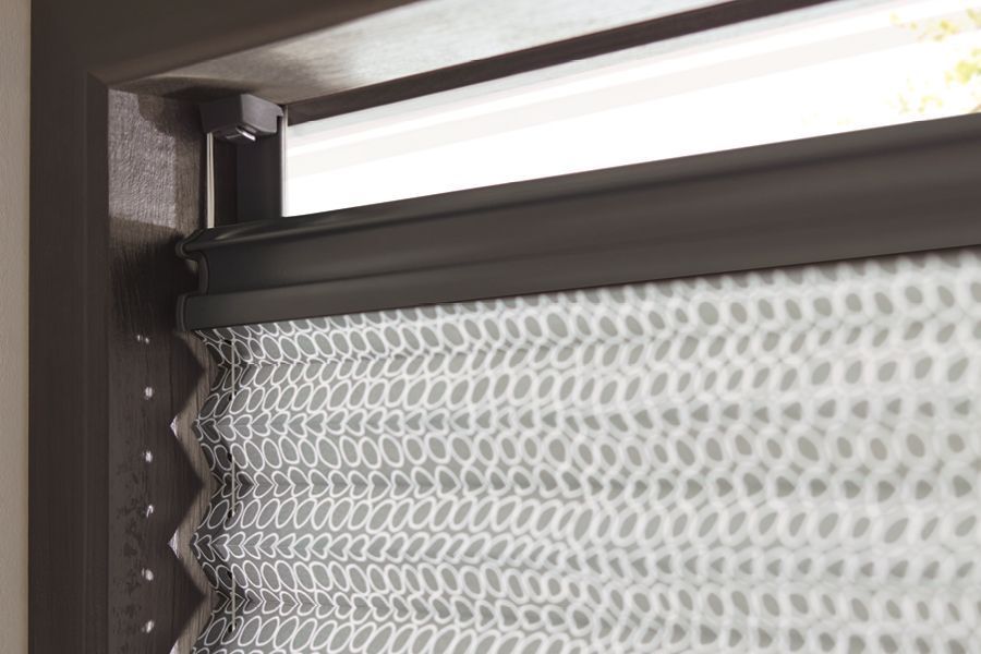 Schwarzer Fensterrahmen mit gepunktetem Teba Plissee