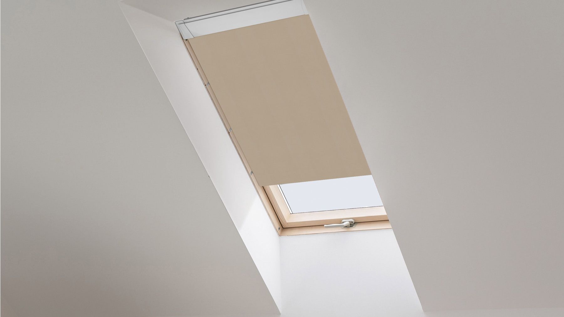 Dachfenster mit beigem Teba Rollo