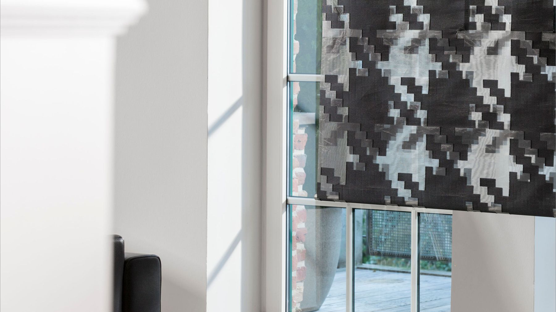 Gemustertes Teba Rollo im Fenster