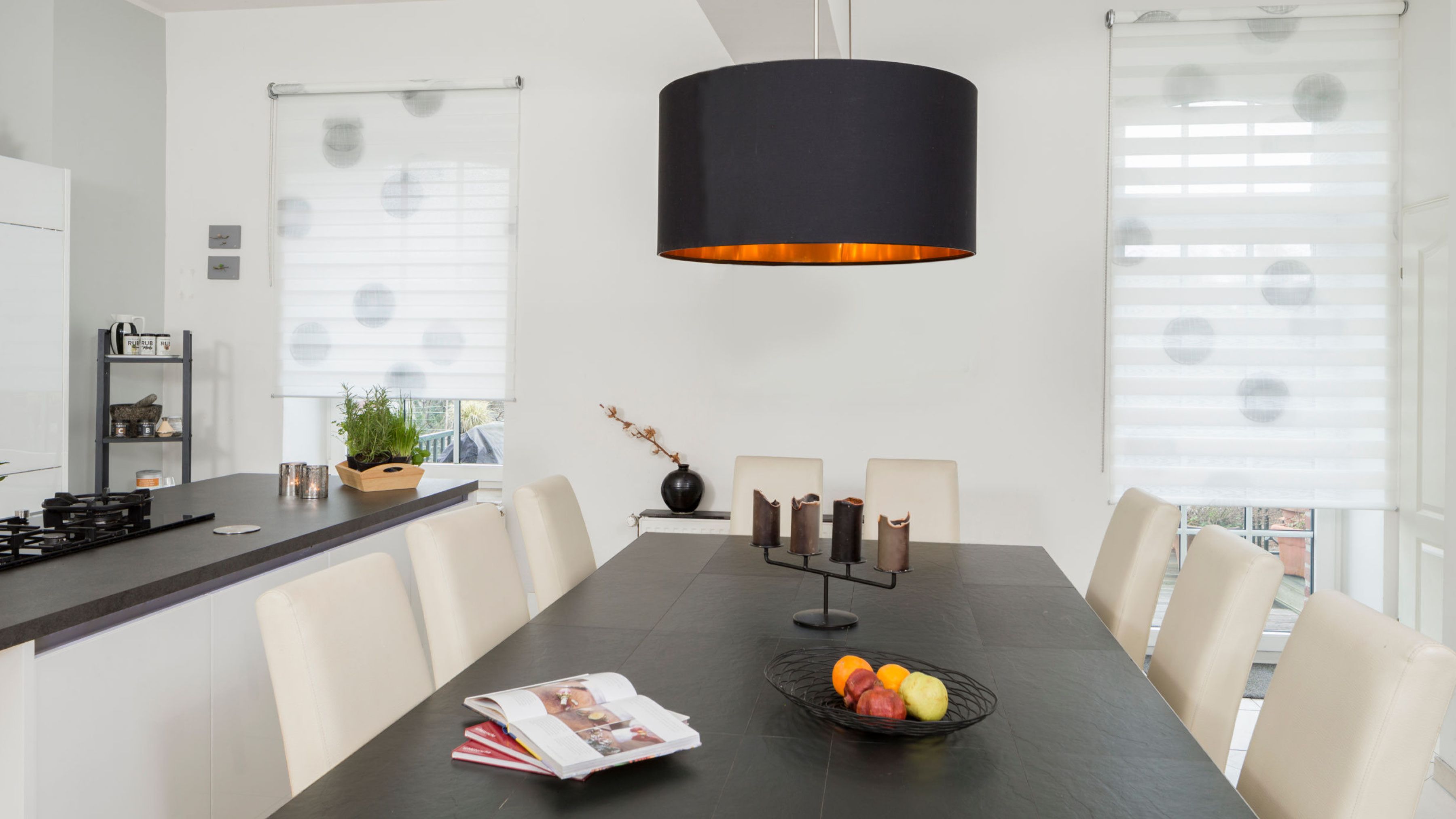 Teba Rollo im Esszimmer mit grau weißem Muster