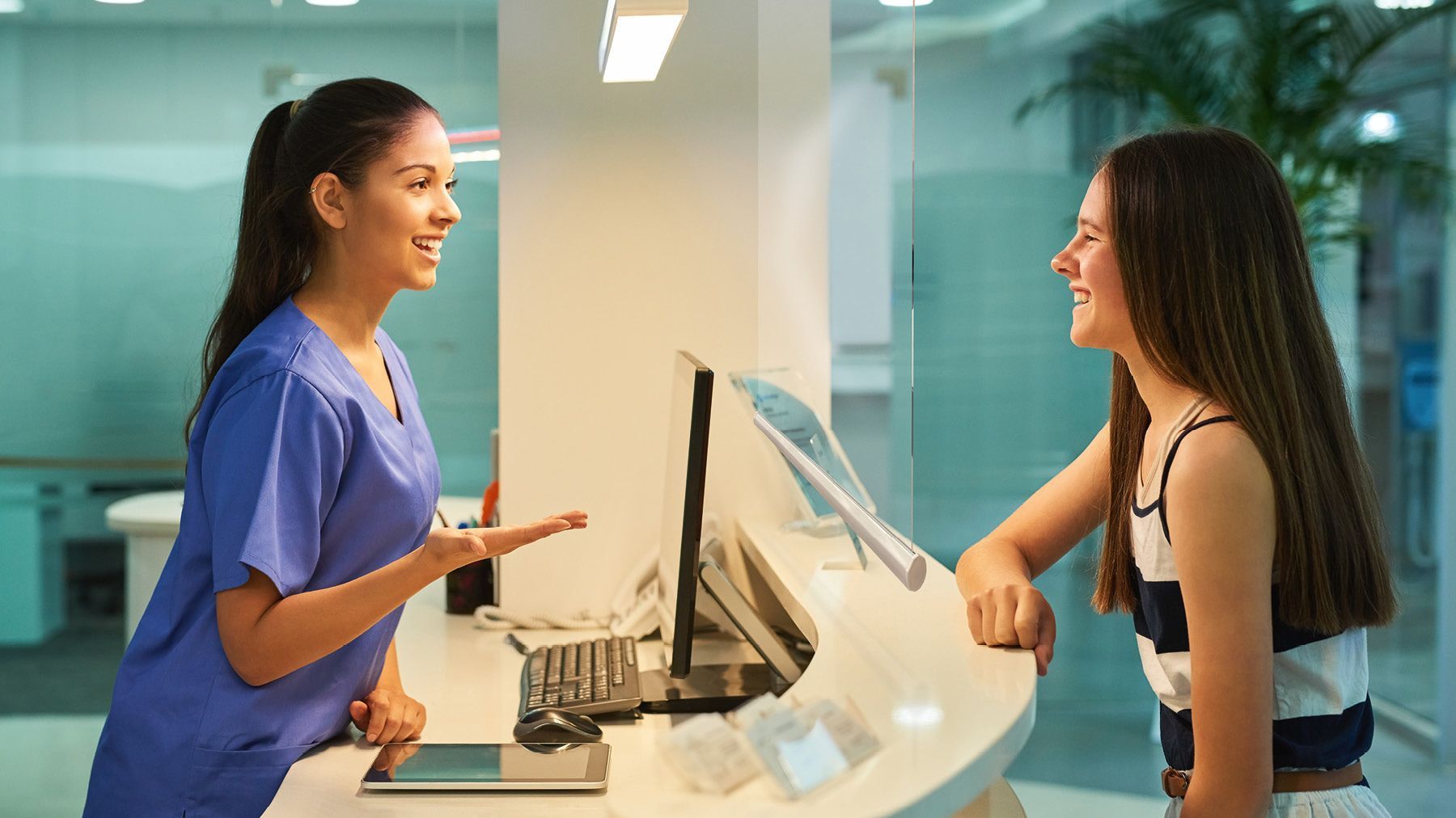 Zwei Frauen in Arztpraxis mit Folienrollo