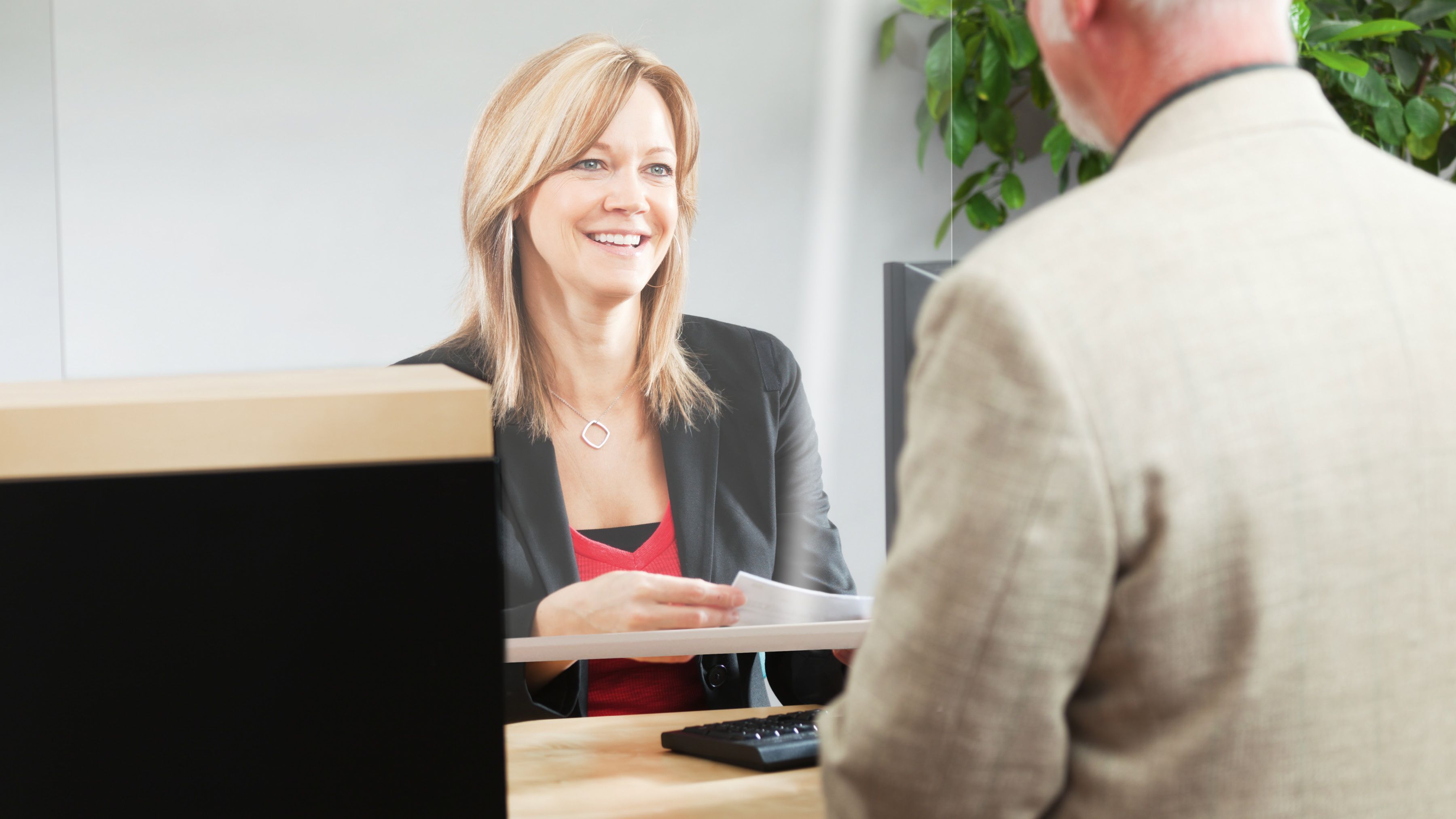 Mann und Frau am Empfang mit Folienrollo