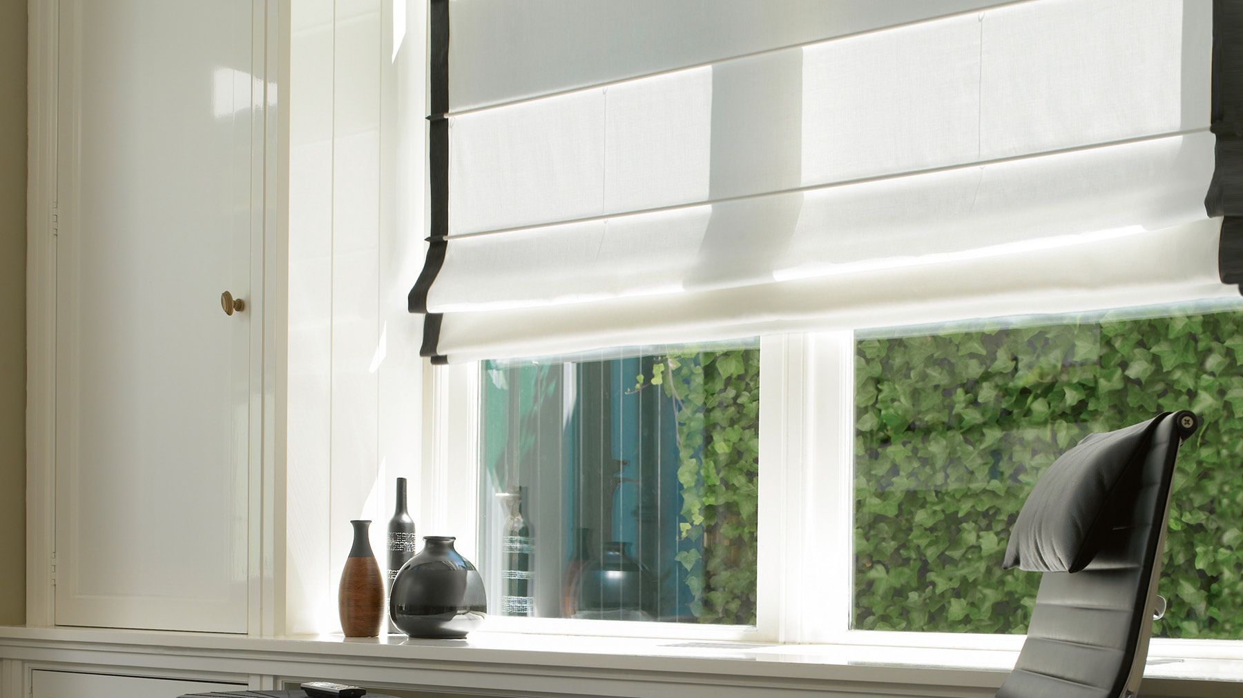 Schwarz weißes Teba Rollo mit Raffrollotechnik